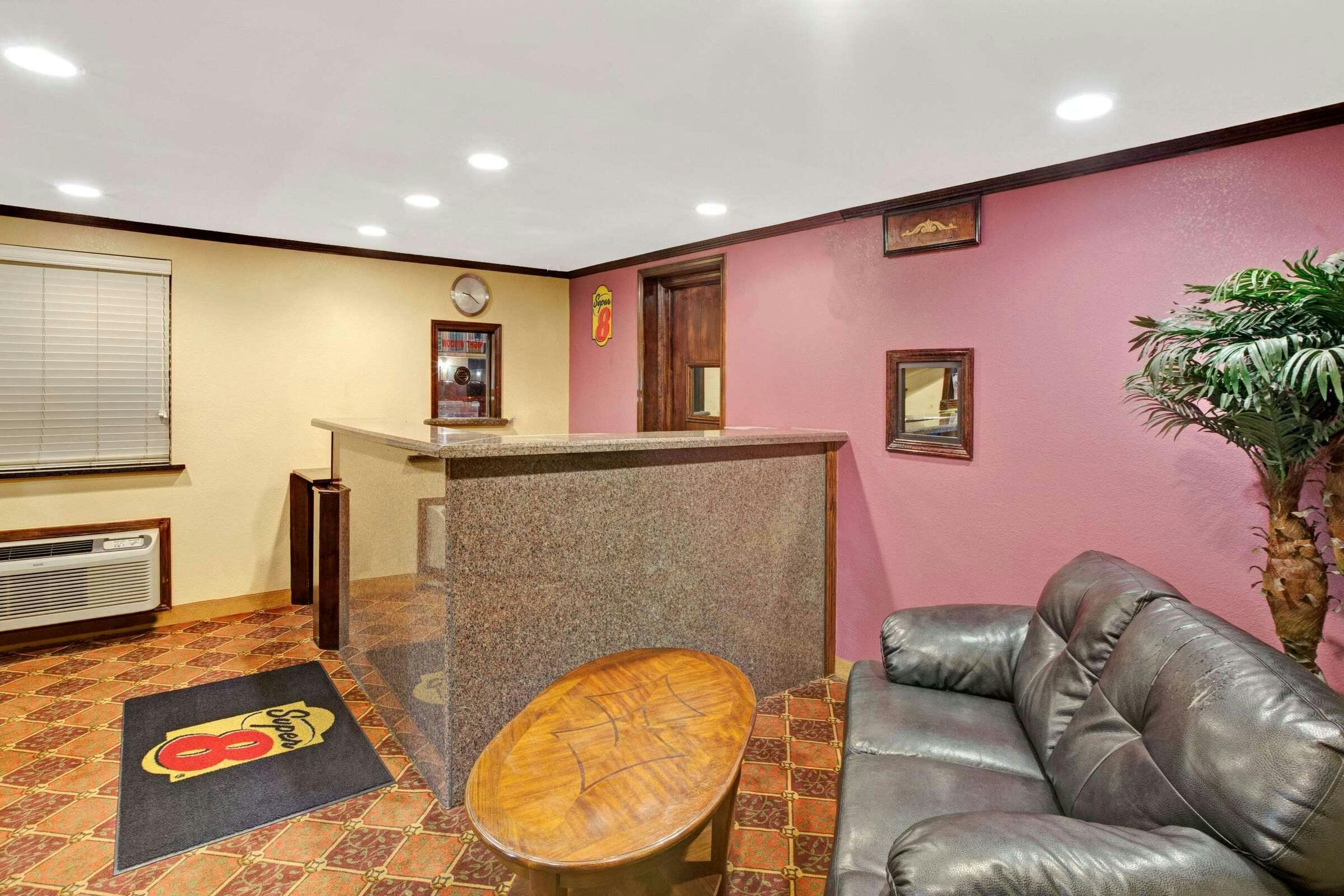 Hotel Super 8 by Wyndham Shawnee photo 2