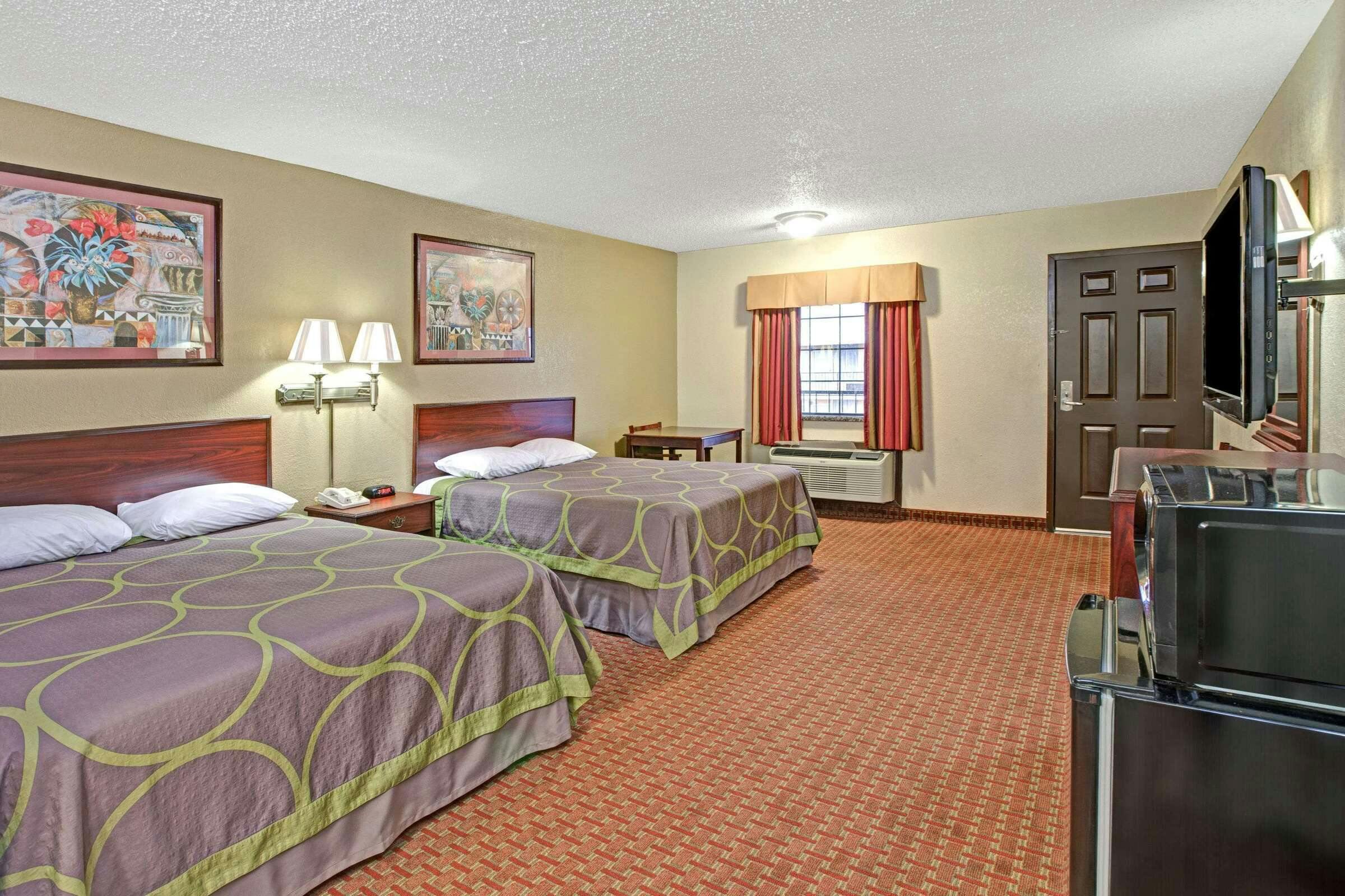 Hotel Super 8 by Wyndham Shawnee photo 3