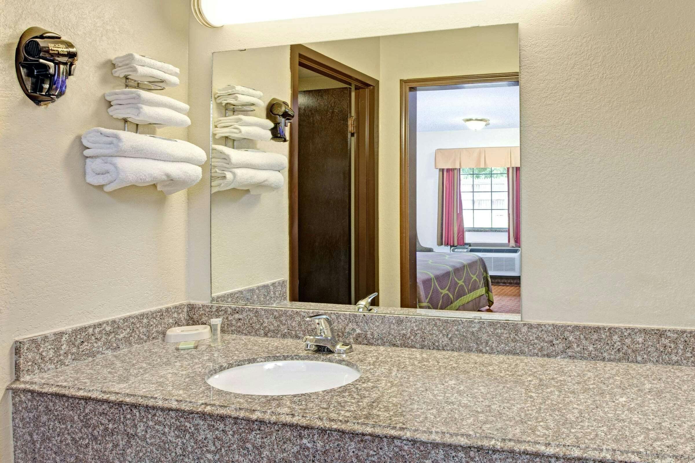 Hotel Super 8 by Wyndham Shawnee photo 5