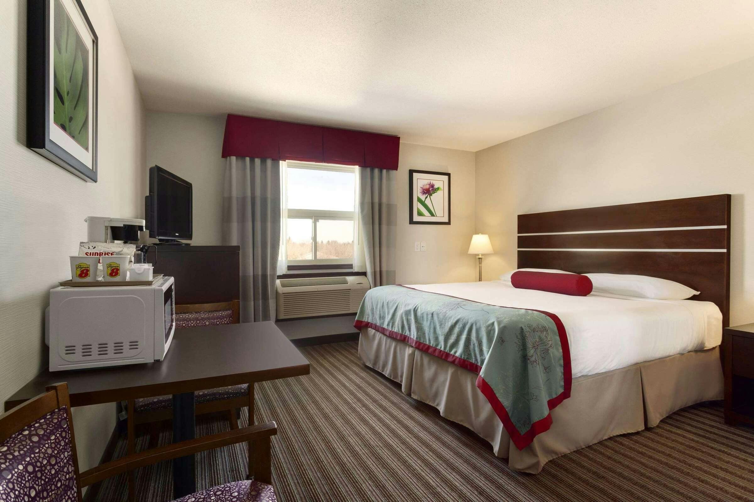 Hotel Super 8 Saskatoon Near Downtwn photo 1