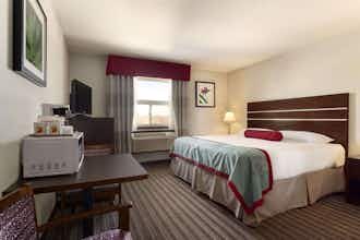 Hotel Super 8 Saskatoon Near Downtwn photo 1