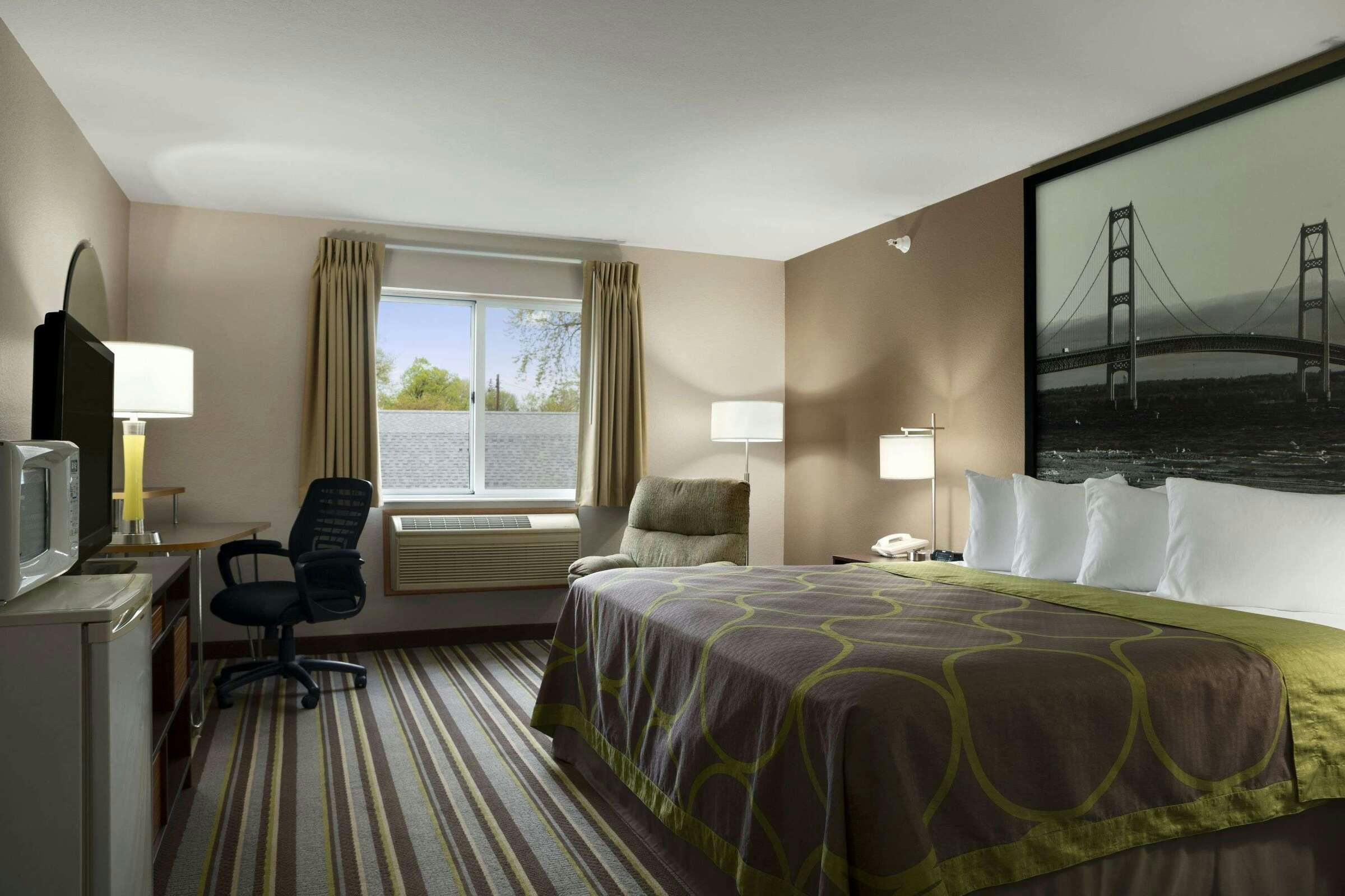 Hotel Super 8 Manistee photo 4
