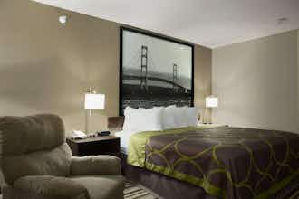 Hotel Super 8 Manistee photo 5