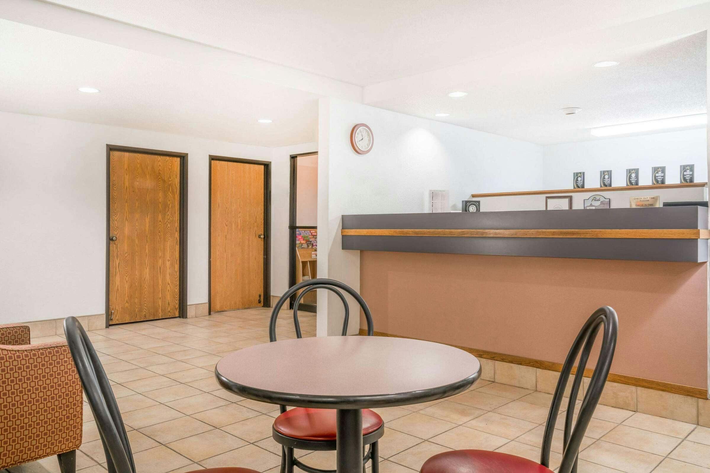 Hotel Super 8 by Wyndham Portage photo 1