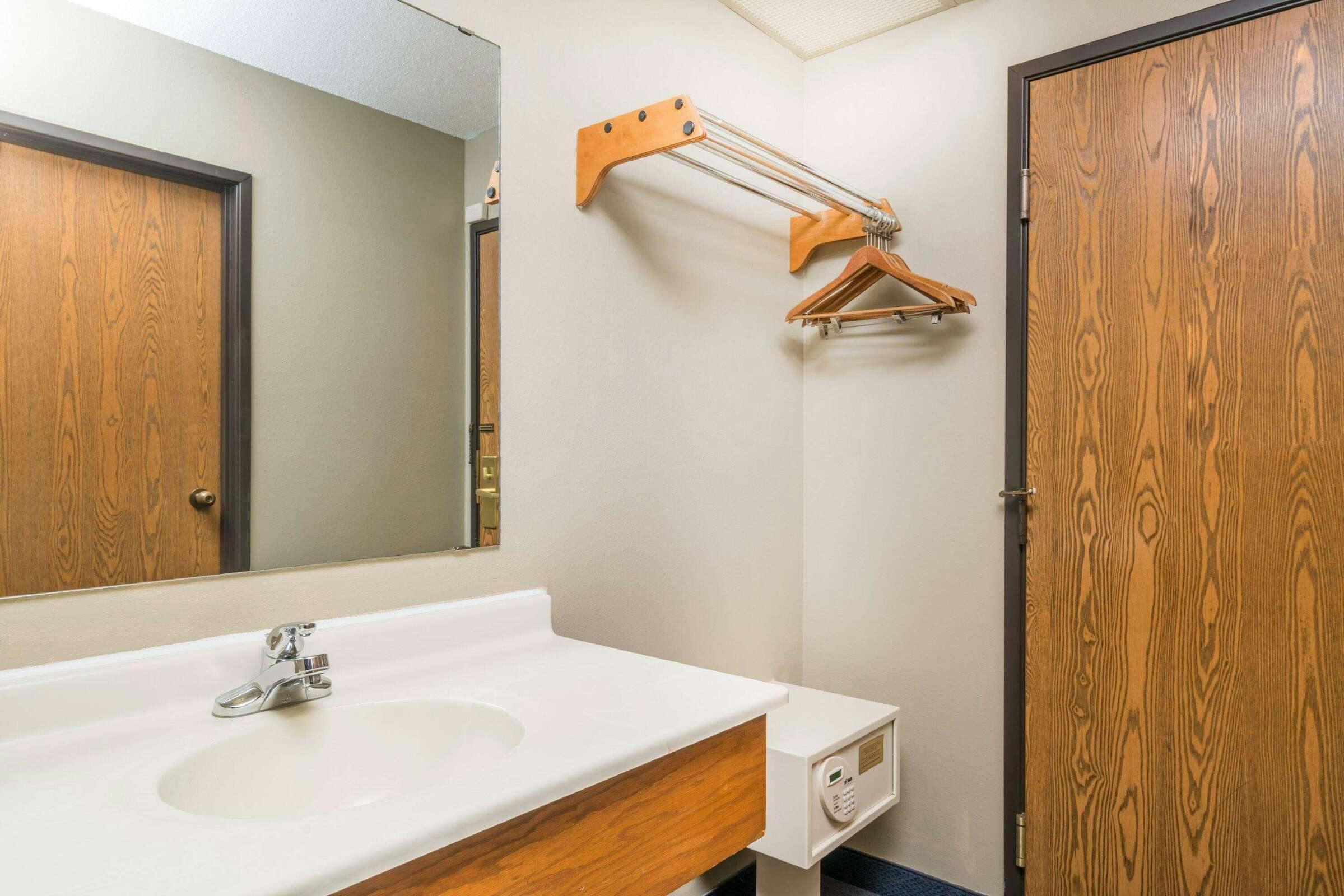 Hotel Super 8 by Wyndham Portage photo 2