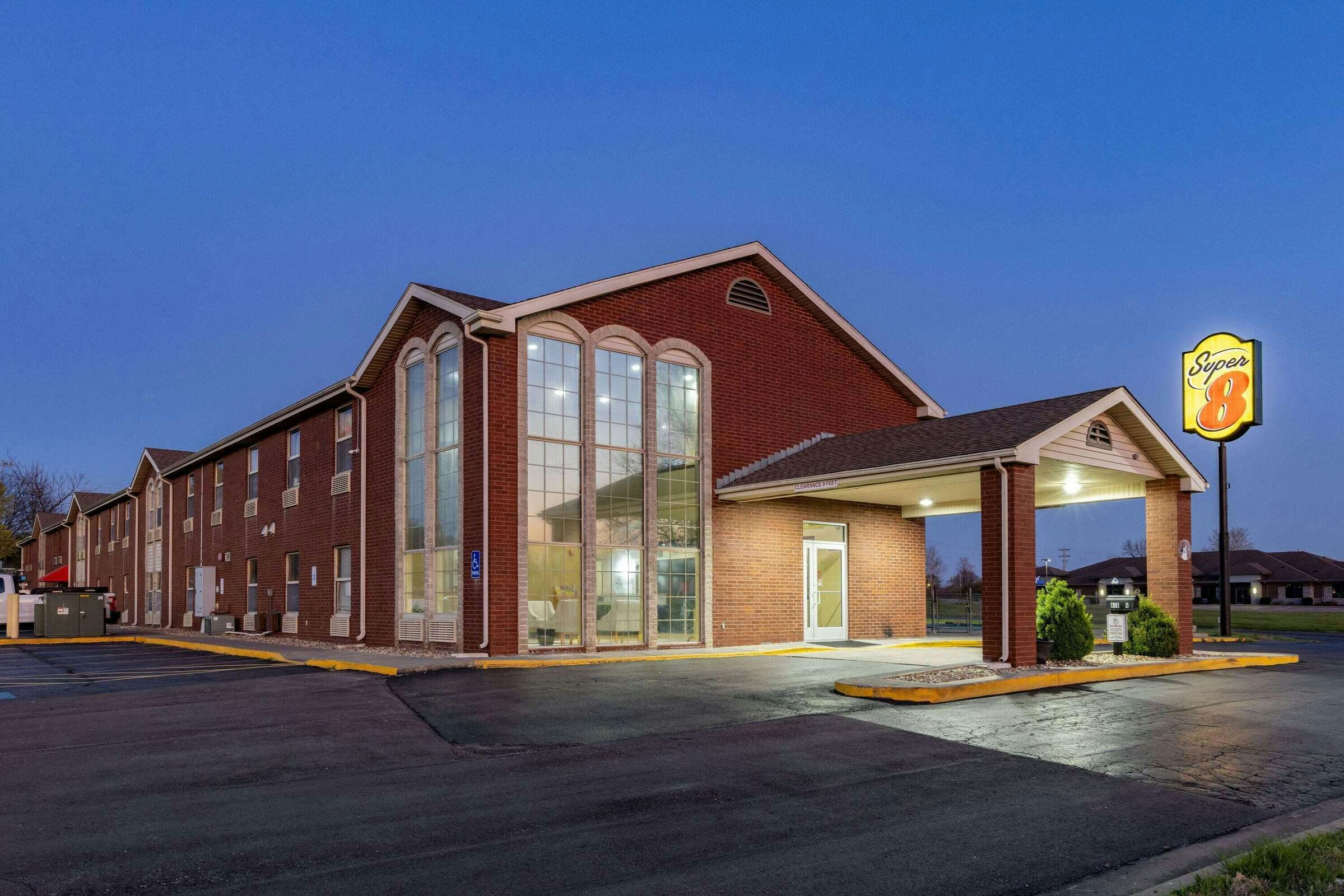 Hotel Super 8 by Wyndham Nixa/Springfield Area photo 1