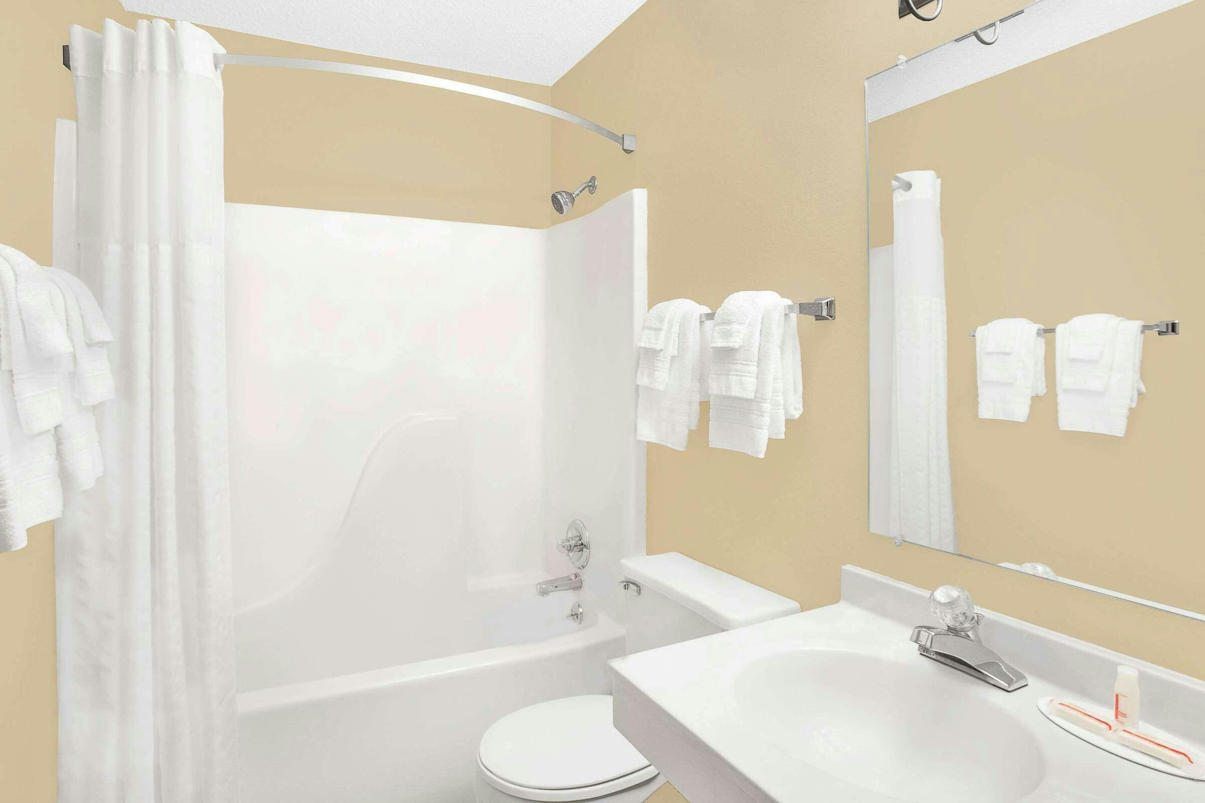 Hotel Super 8 by Wyndham Mt Pleasant photo 3