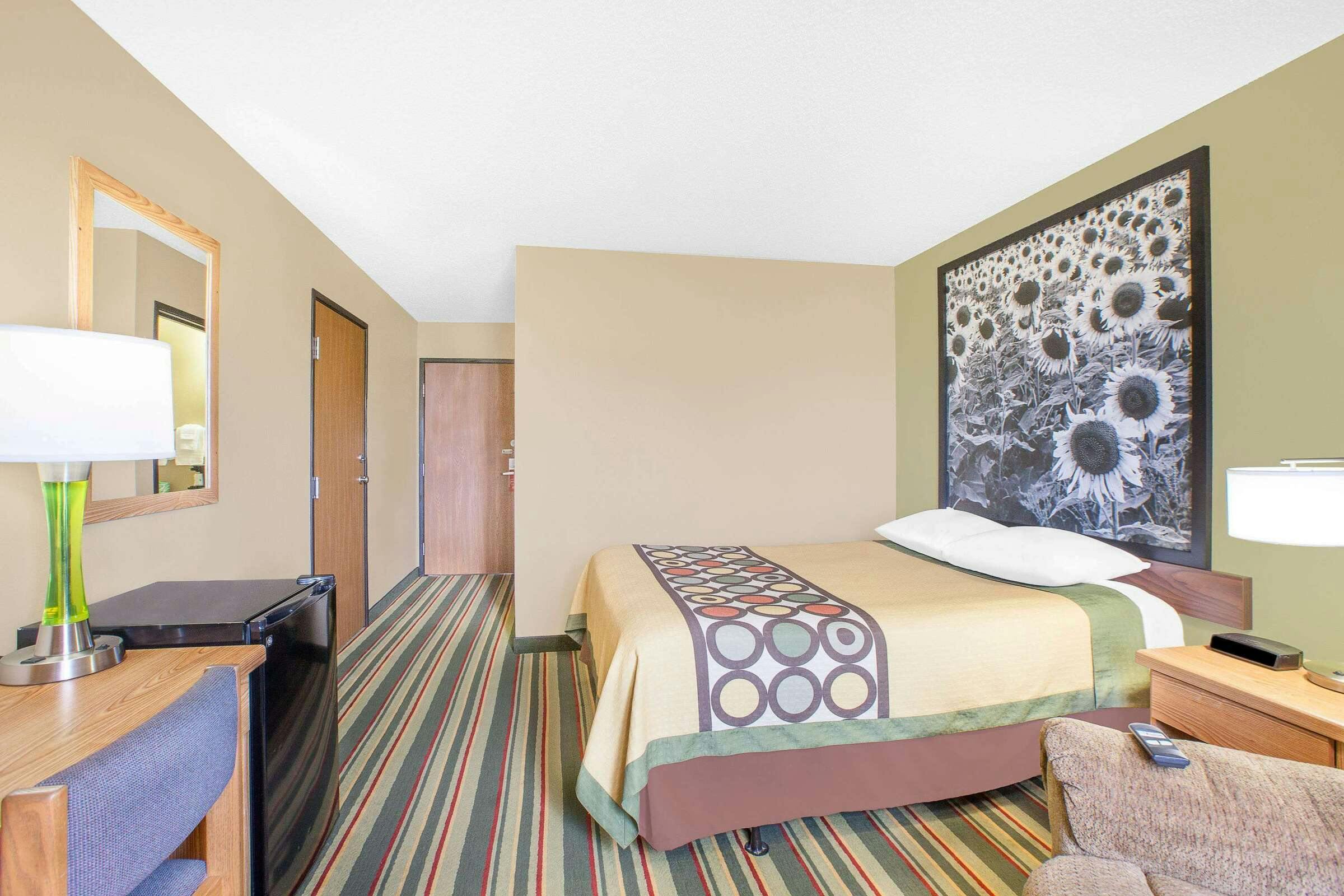 Hotel Super 8 by Wyndham Mt Pleasant photo 5