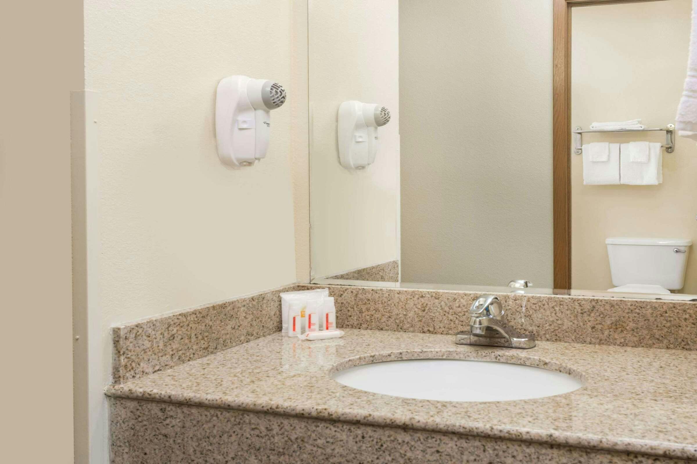 Hotel Days Inn Colby photo 3