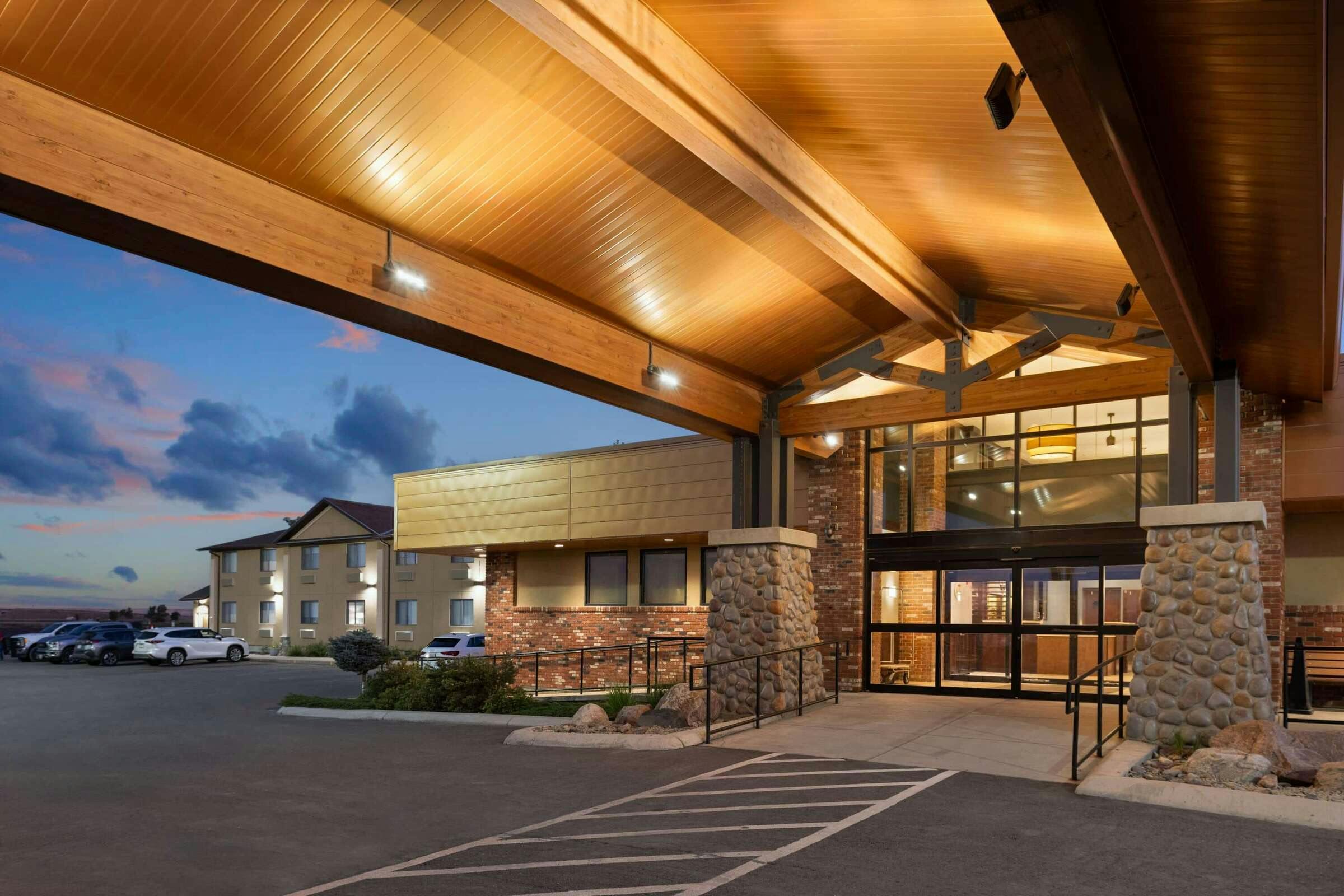 Hotel Super 8 by Wyndham Conrad photo 1