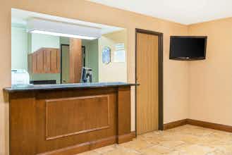 Hotel Super 8 by Wyndham Ripley photo 1