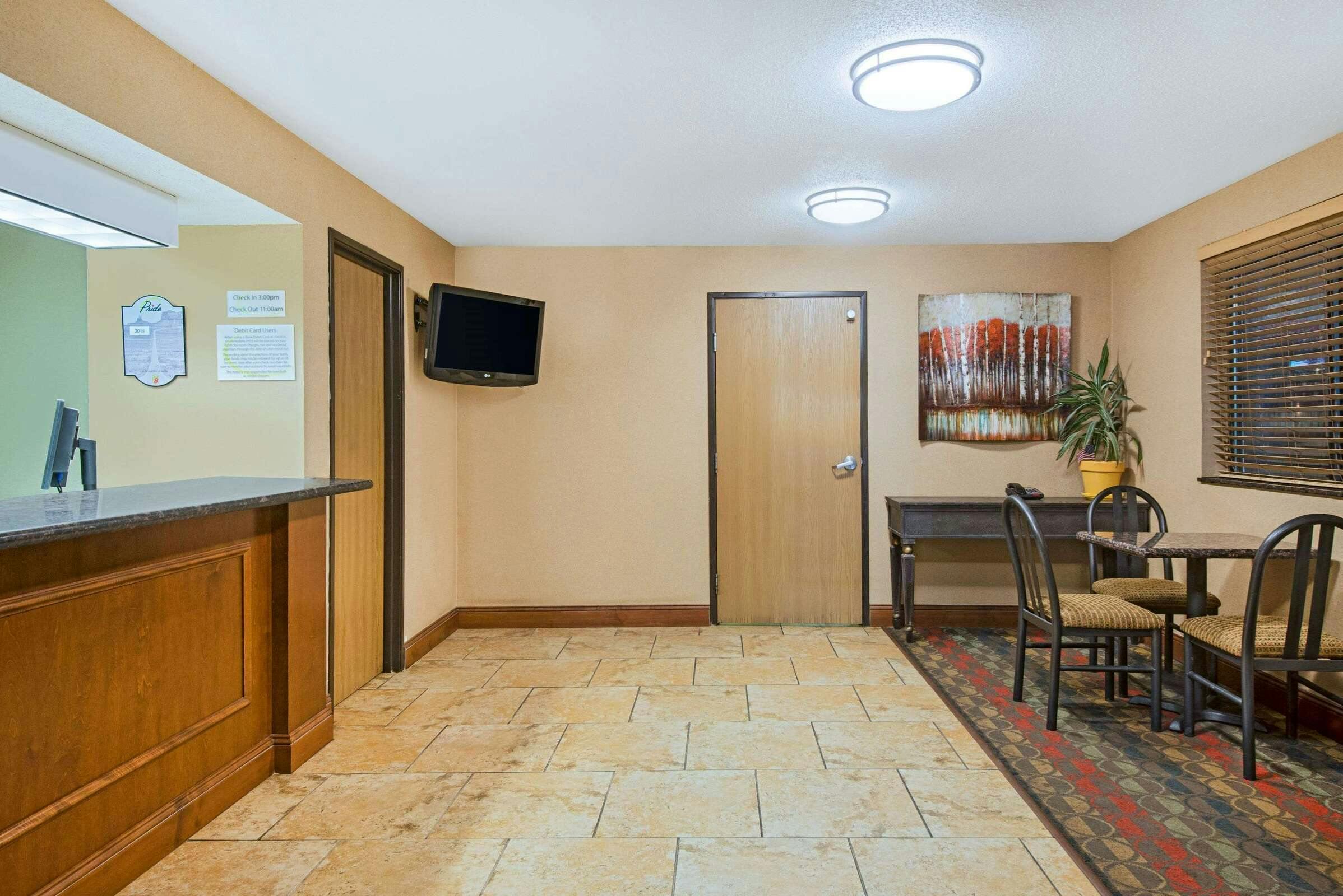 Hotel Super 8 by Wyndham Ripley photo 2