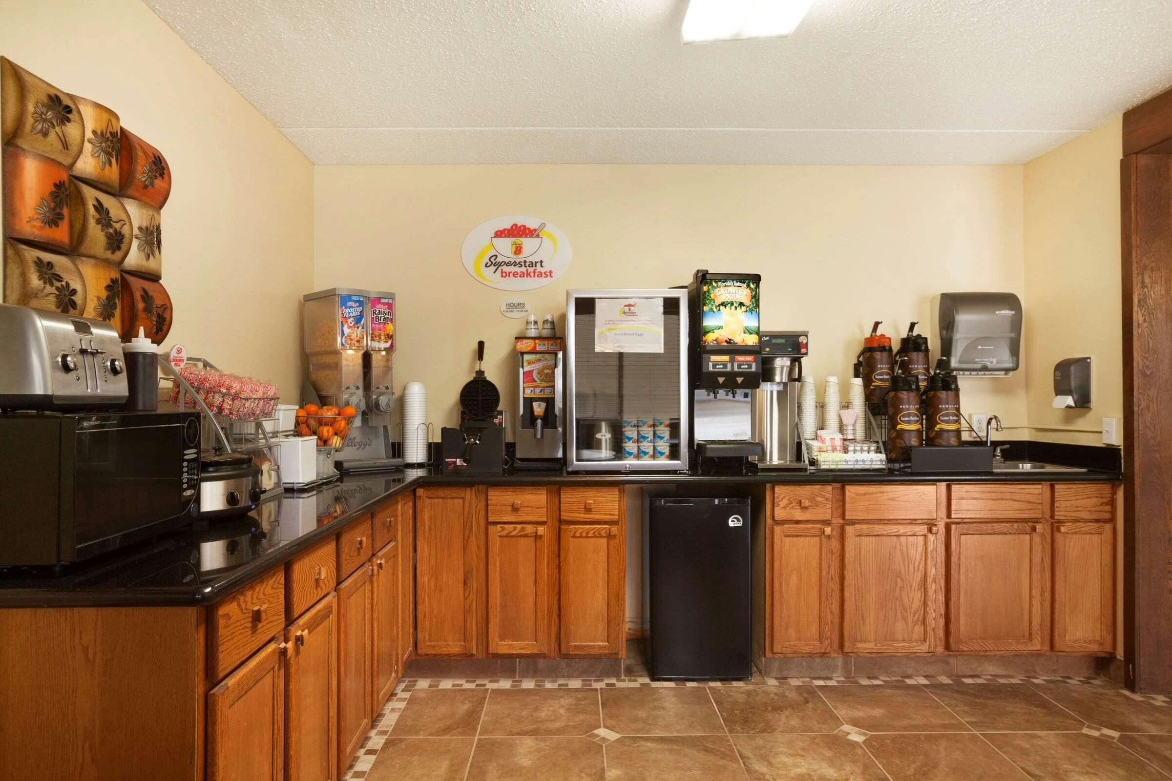 Hotel Super 8 by Wyndham West Fargo Main Ave ND photo 1