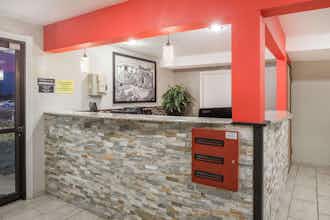 Hotel Super 8 by Wyndham Moberly MO photo 2