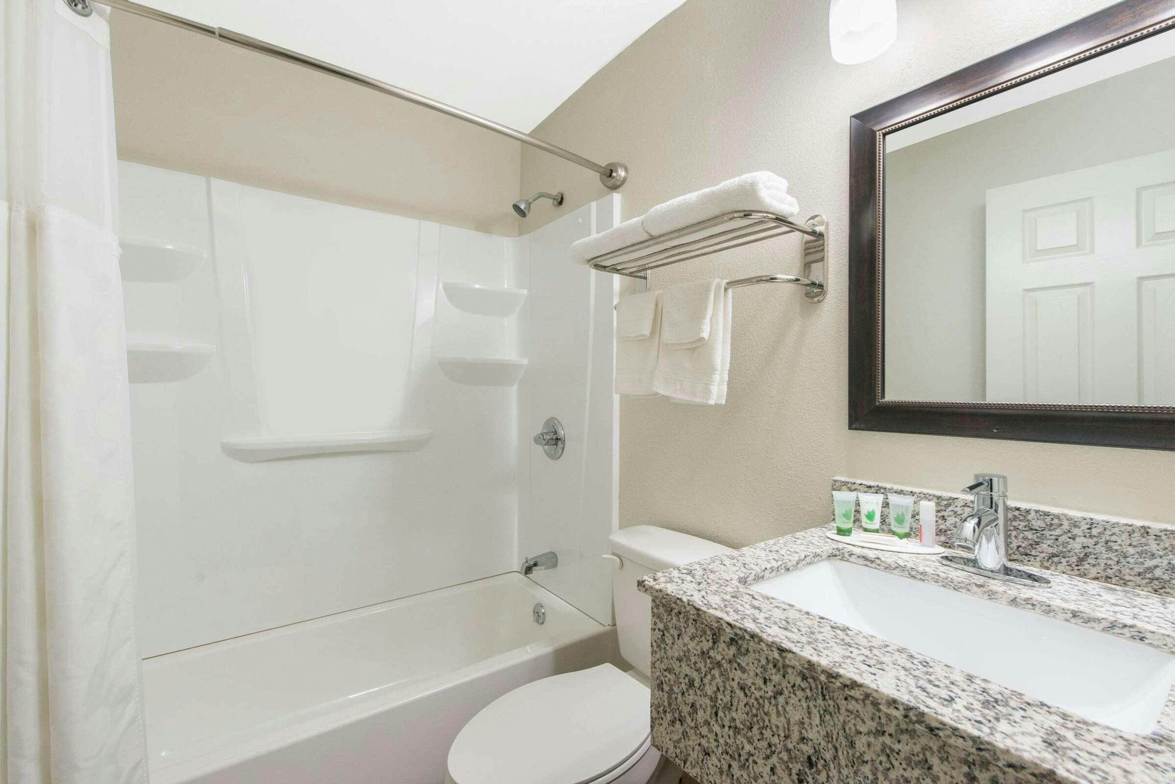 Hotel Super 8 by Wyndham Moberly MO photo 3