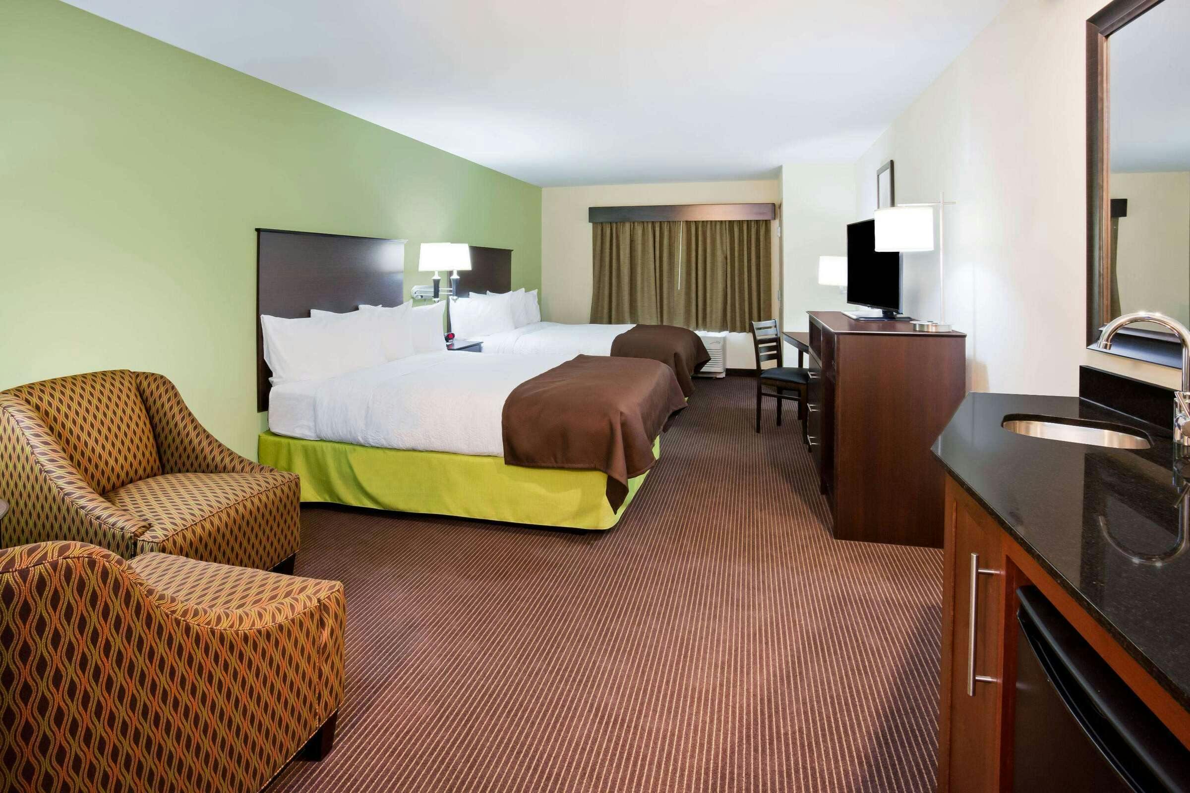 Hotel AmericInn by Wyndham DeWitt photo 5