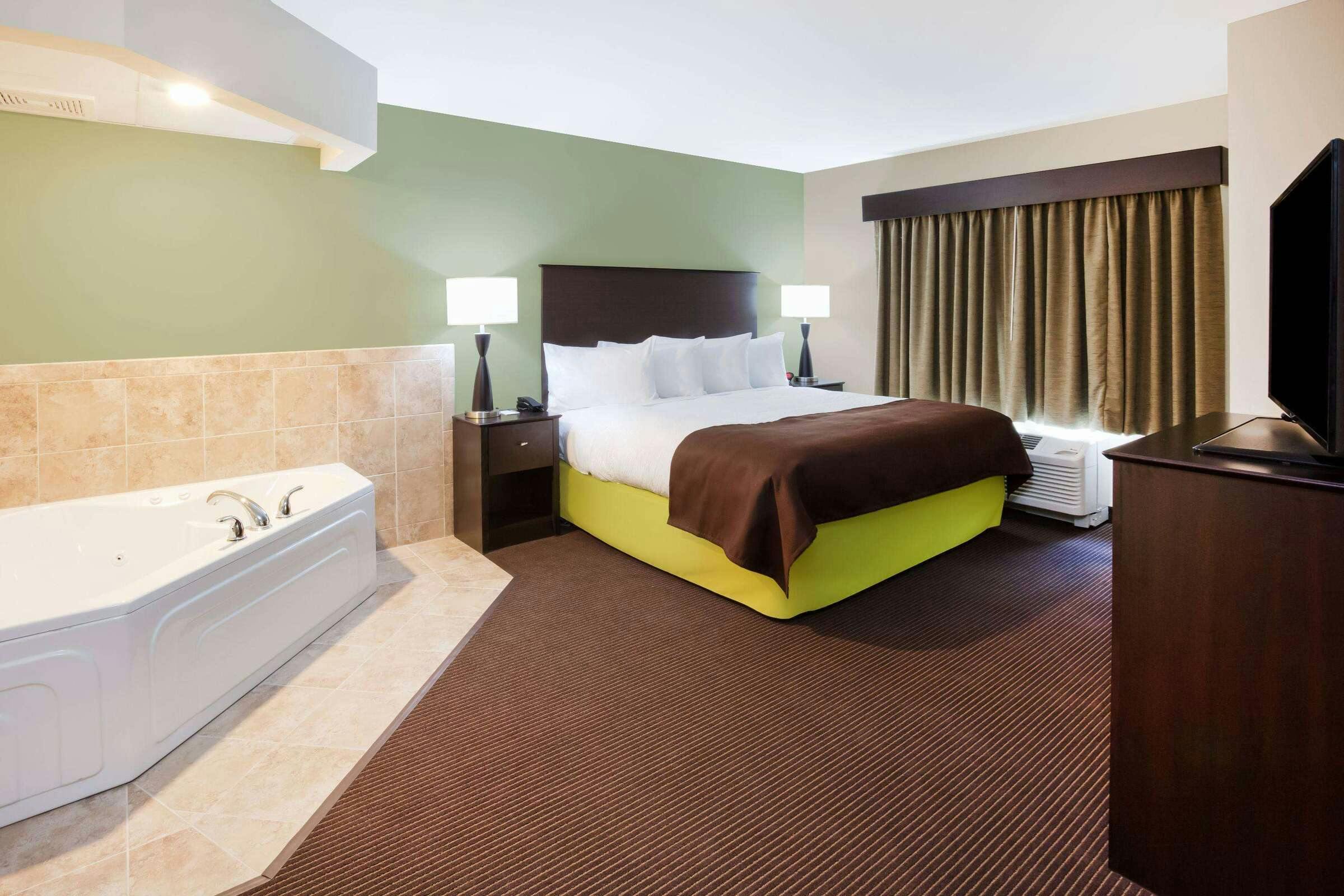 Hotel AmericInn by Wyndham DeWitt photo 2