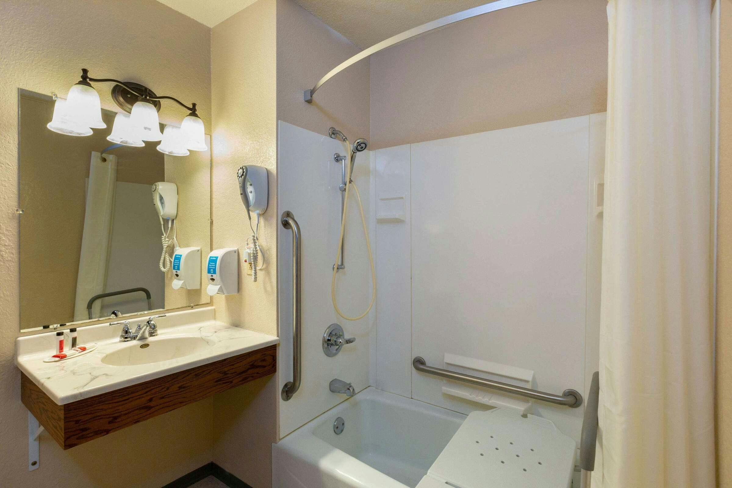 Hotel Super 8 Bemidji MN photo 4