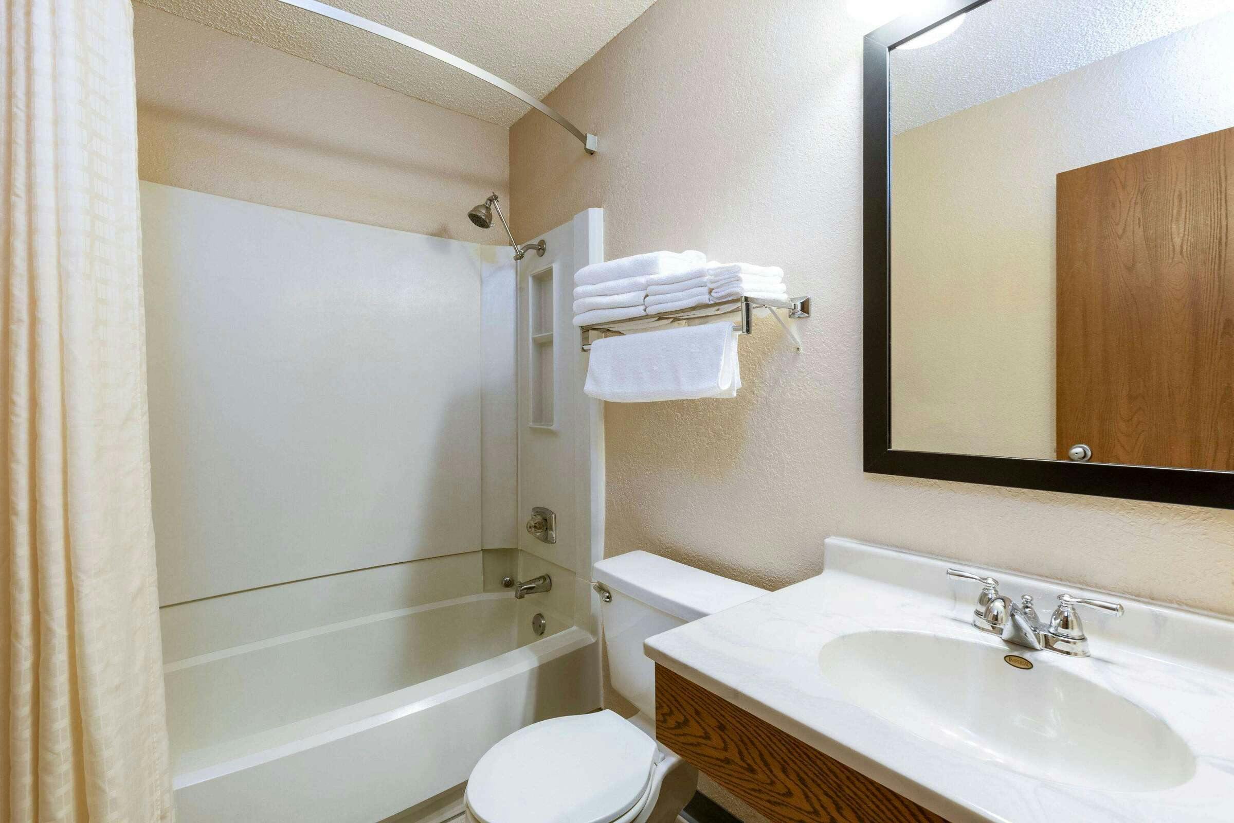 Hotel Super 8 Bemidji MN photo 5