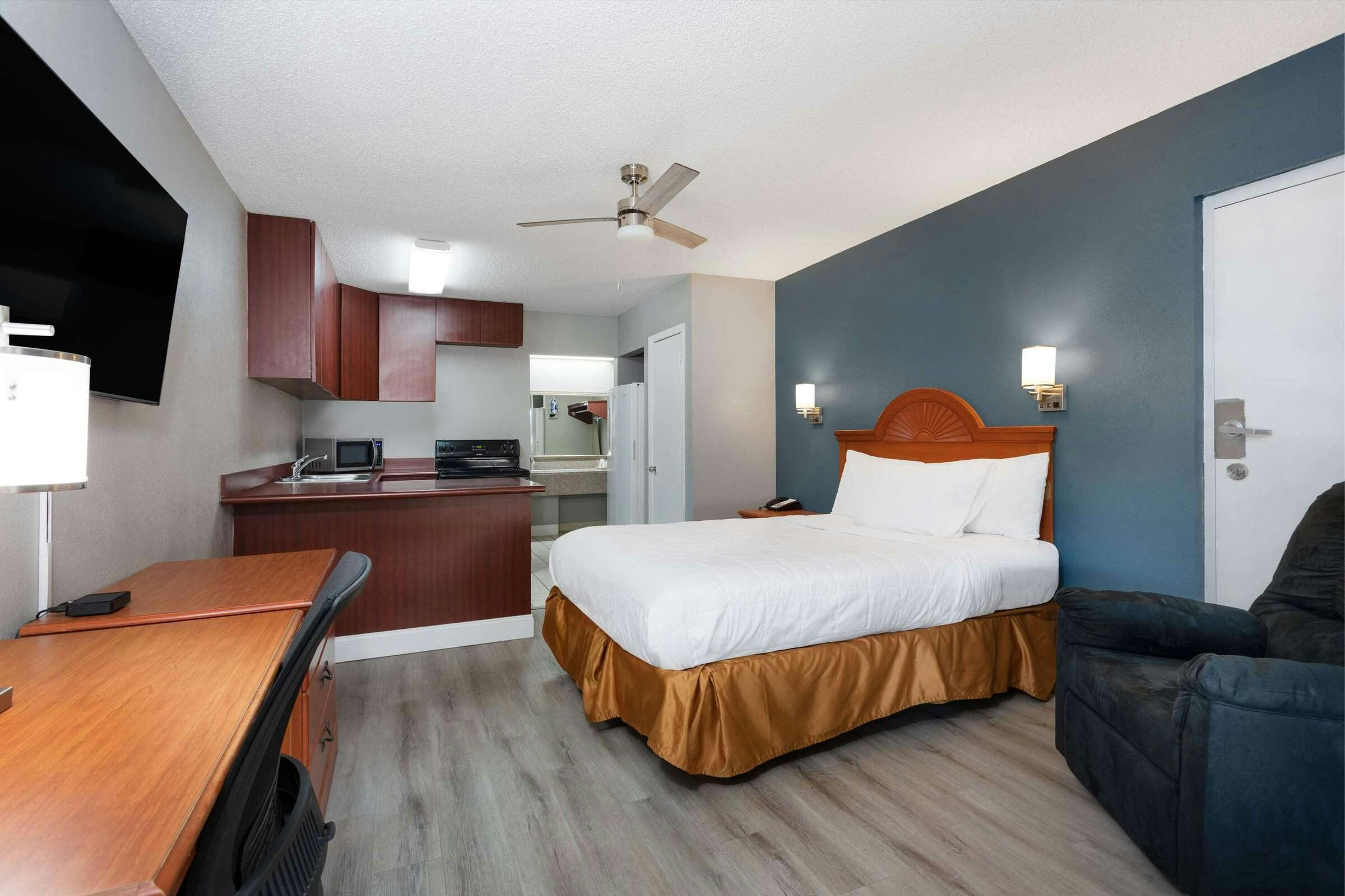 Hotel Baymont by Wyndham Marianna photo 1