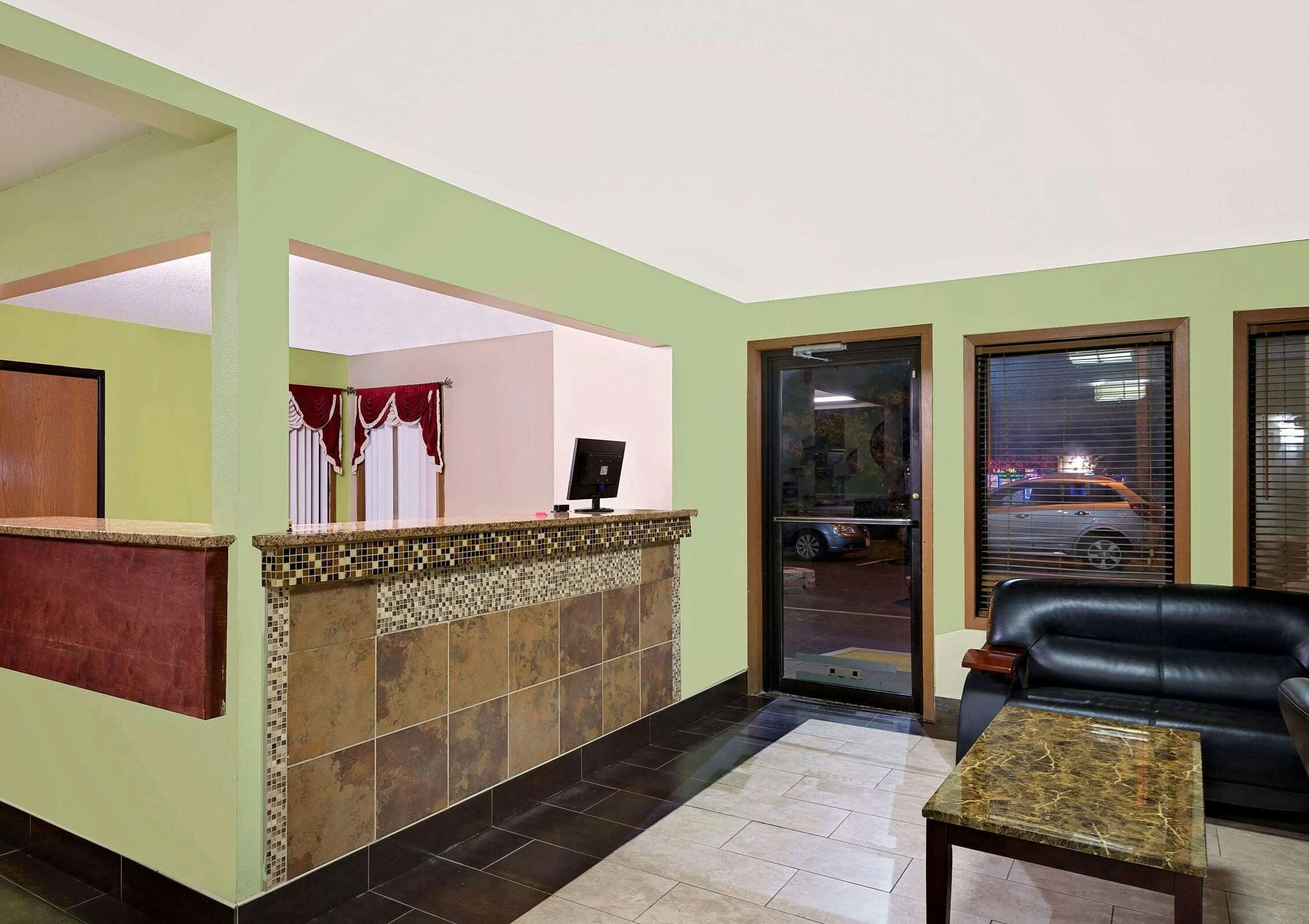 Hotel Super 8 Muncie IN photo 1