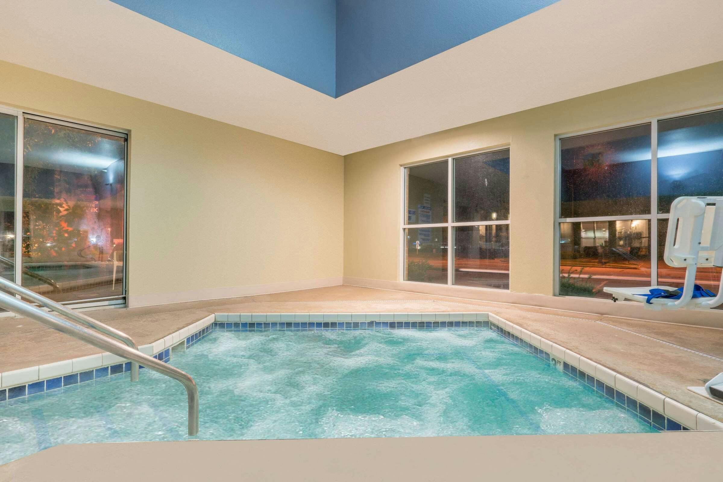 Hotel Super 8 by Wyndham Menomonie WI photo 2