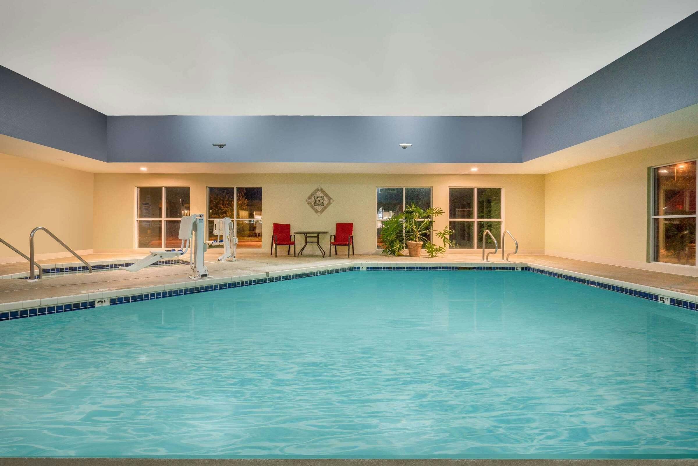 Hotel Super 8 by Wyndham Menomonie WI photo 3