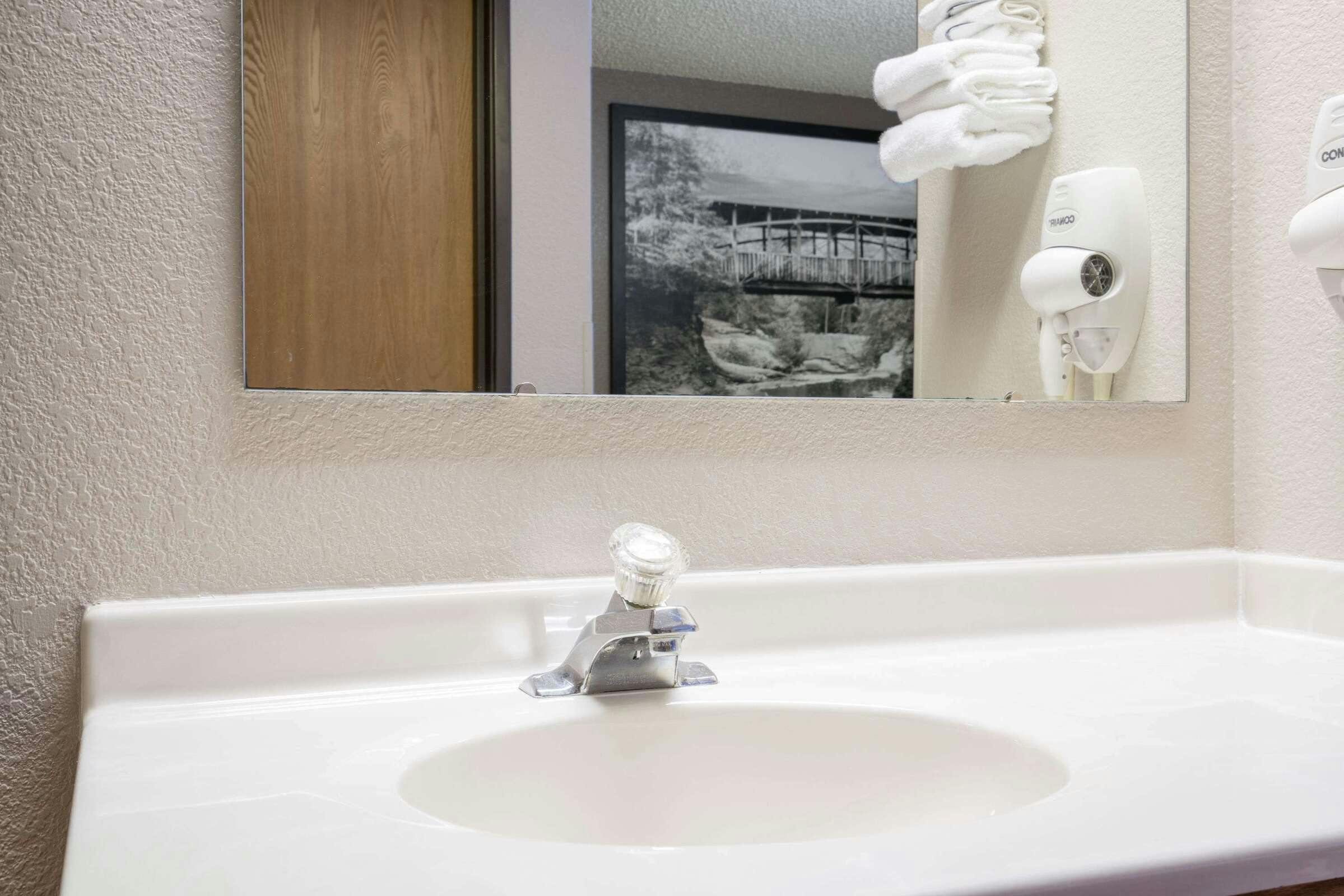 Hotel Super 8 by Wyndham Menomonie WI photo 4