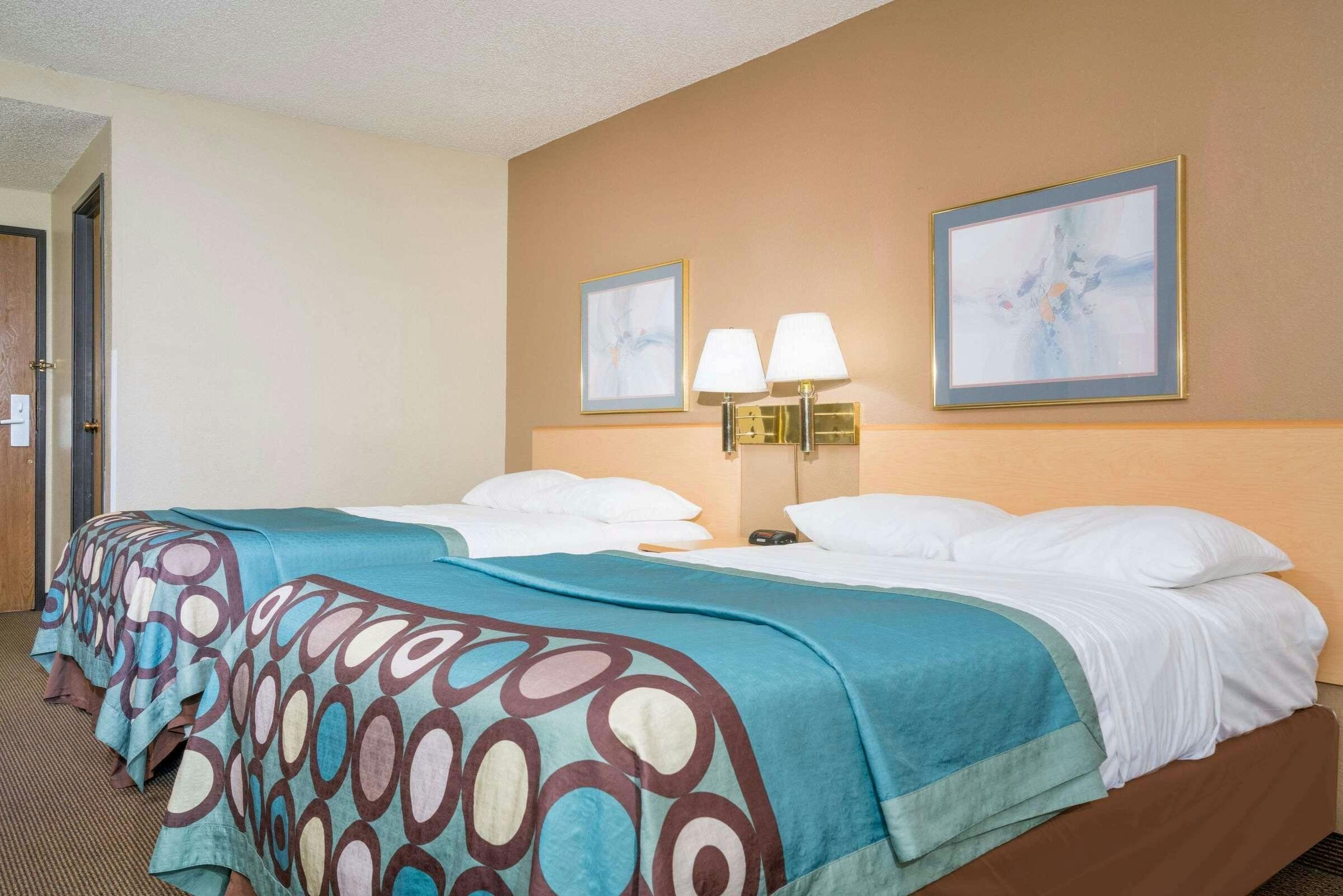 Hotel Super 8 by Wyndham Menomonie WI photo 5