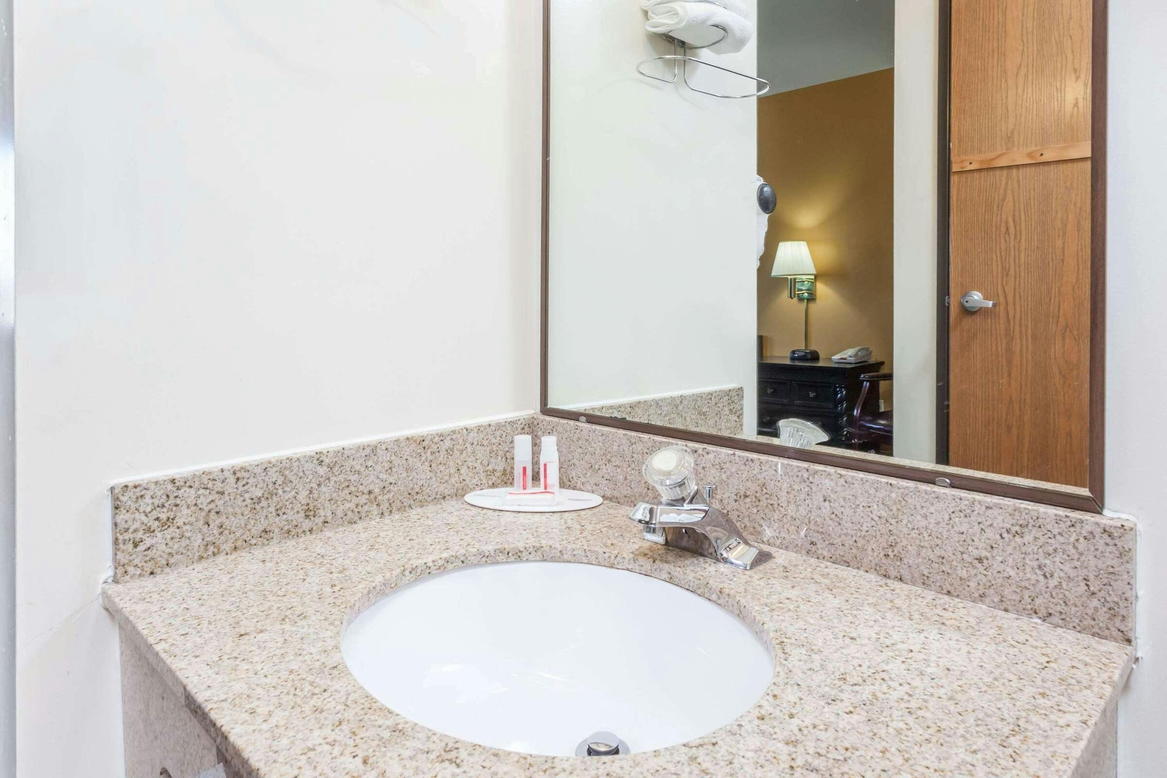 Hotel Super 8 by Wyndham Imlay City photo 4