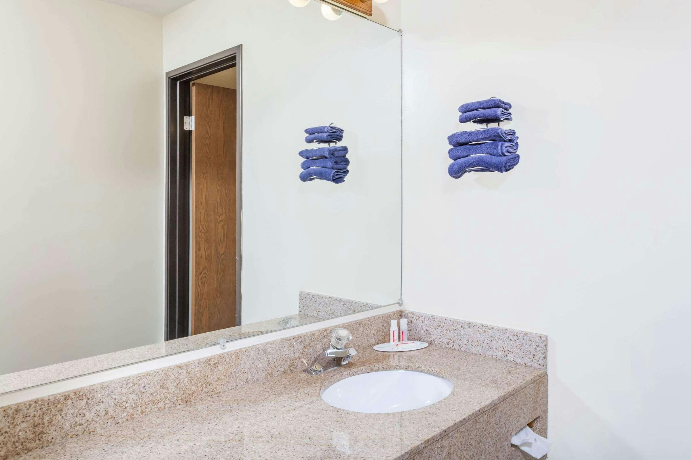 Hotel Super 8 by Wyndham Imlay City photo 5