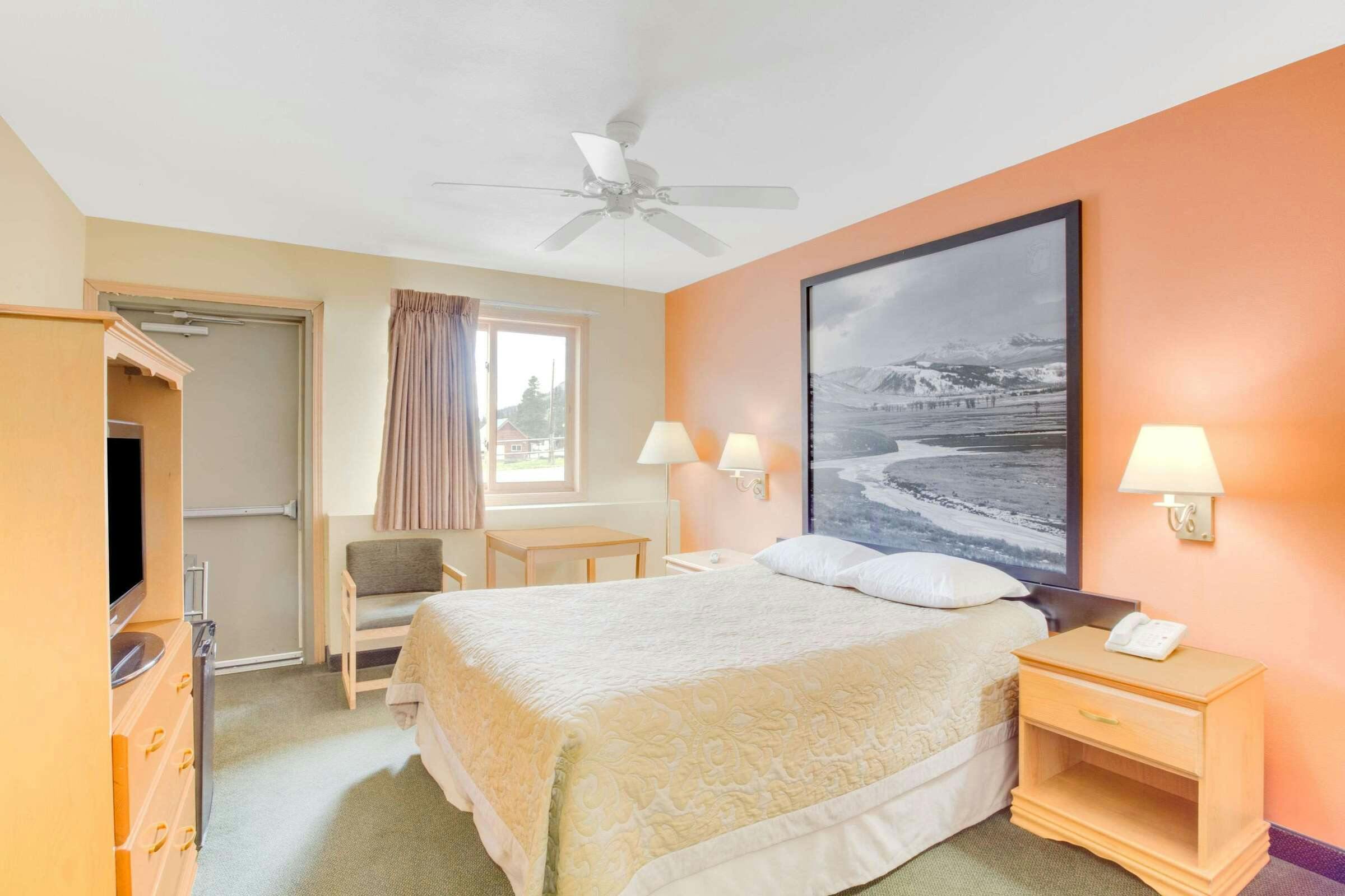 Hotel Super 8 by Wyndham Cooke City Yellowstone Park Area photo 1