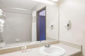 Hotel Ramada Watertown/Thousand Isl photo 3