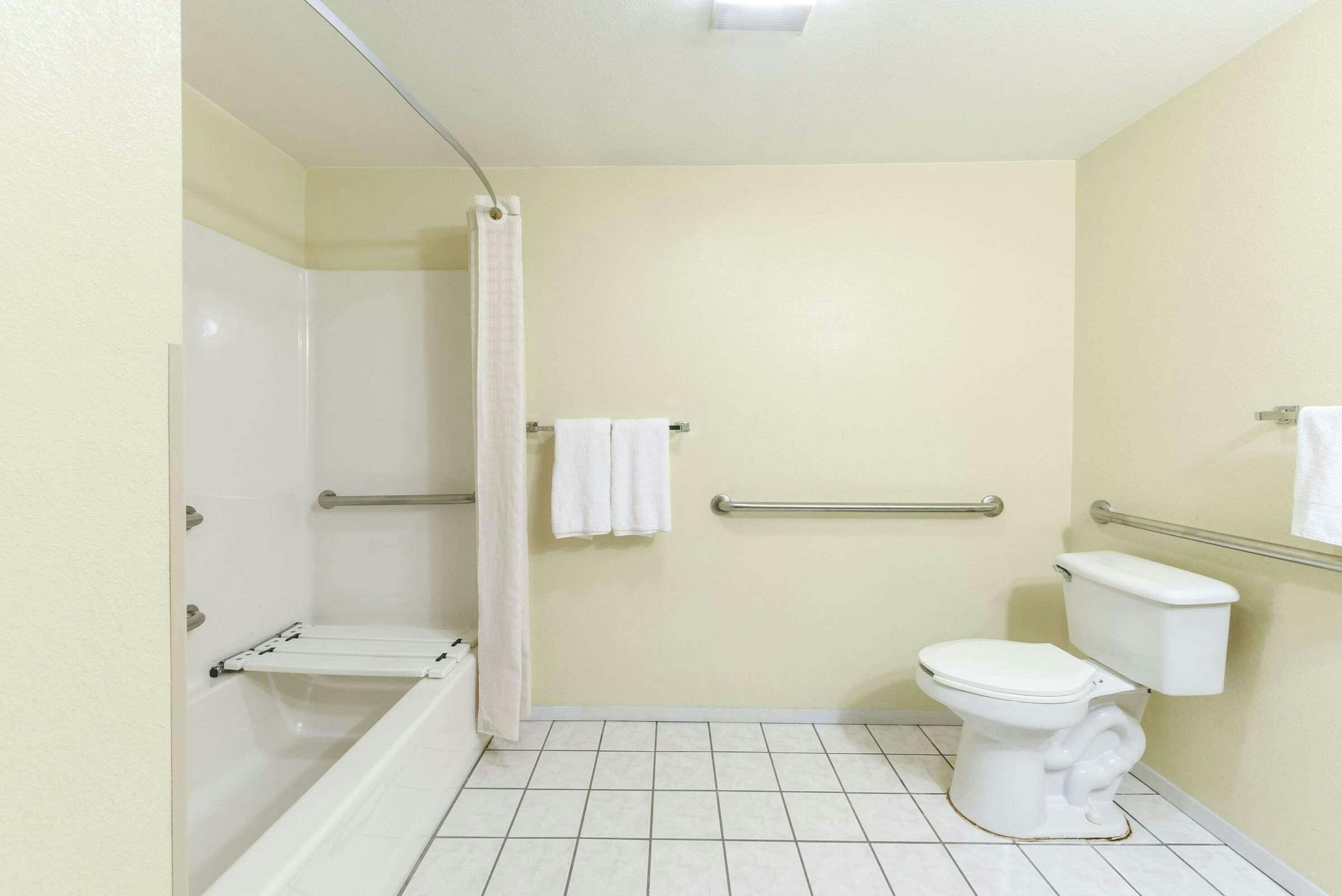 Hotel Super 8 by Wyndham Burleson Fort Worth Area photo 2