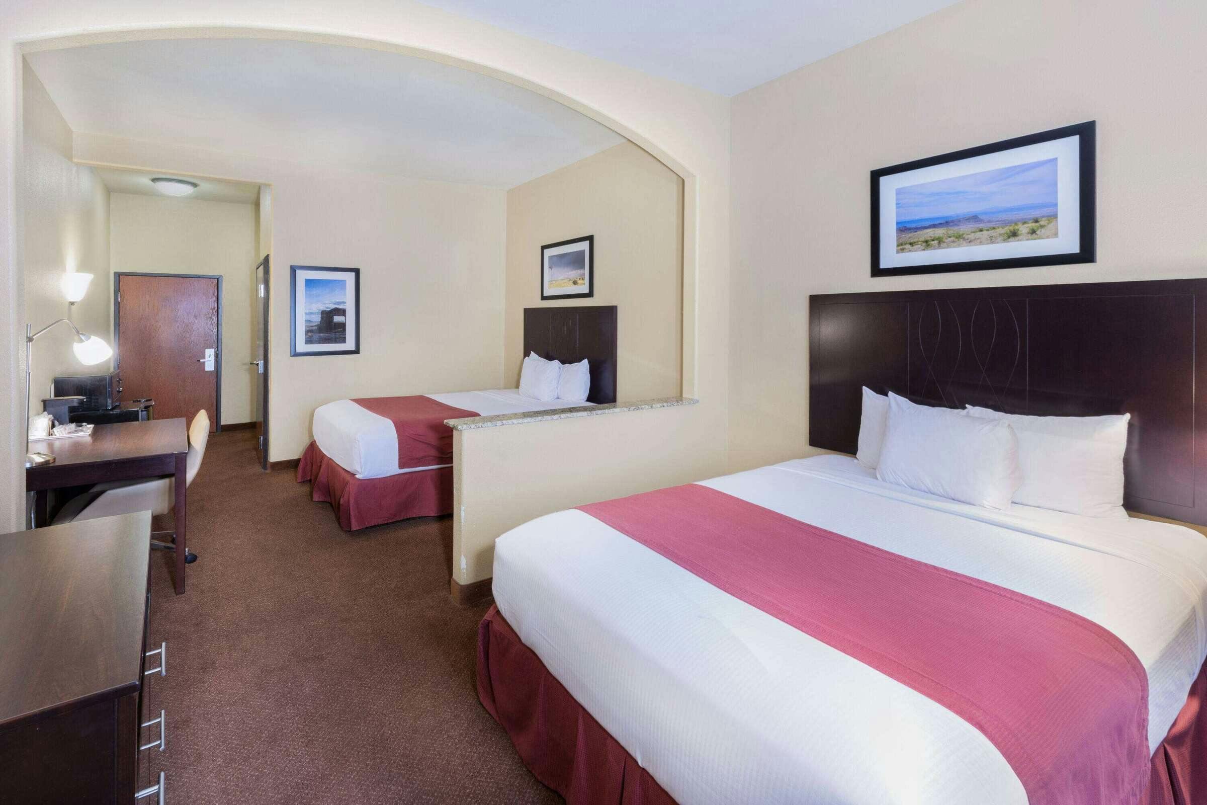 Hotel Baymont Inn and Suites Cuero photo 4