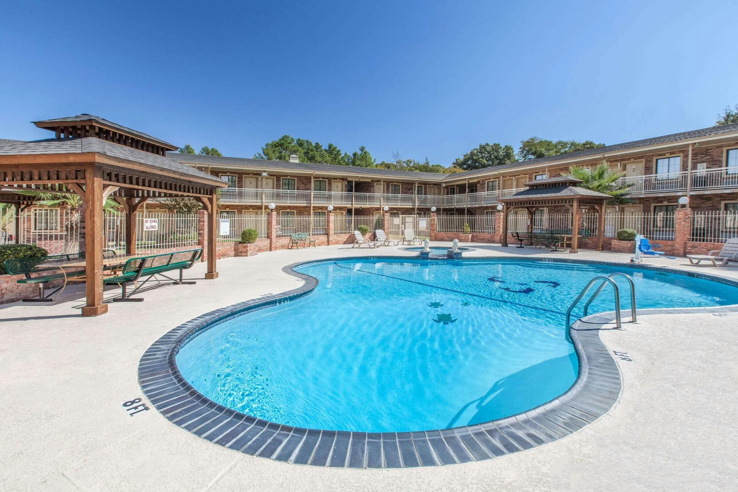 Hotel Super 8 by Wyndham Tyler TX photo 2