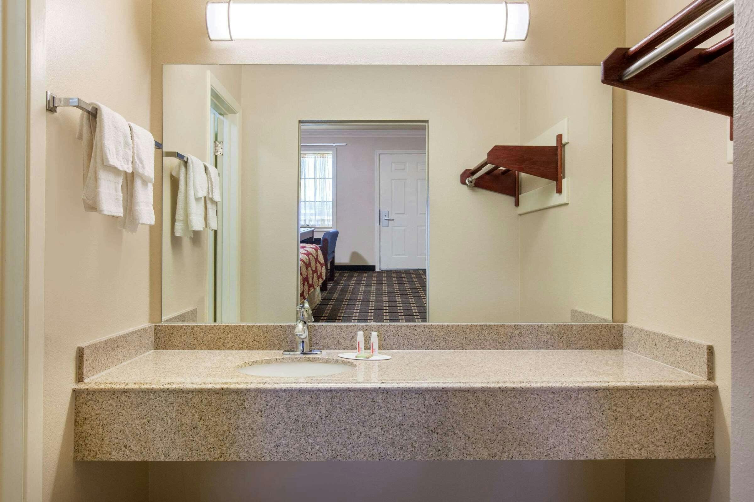 Hotel Super 8 by Wyndham Tyler TX photo 4