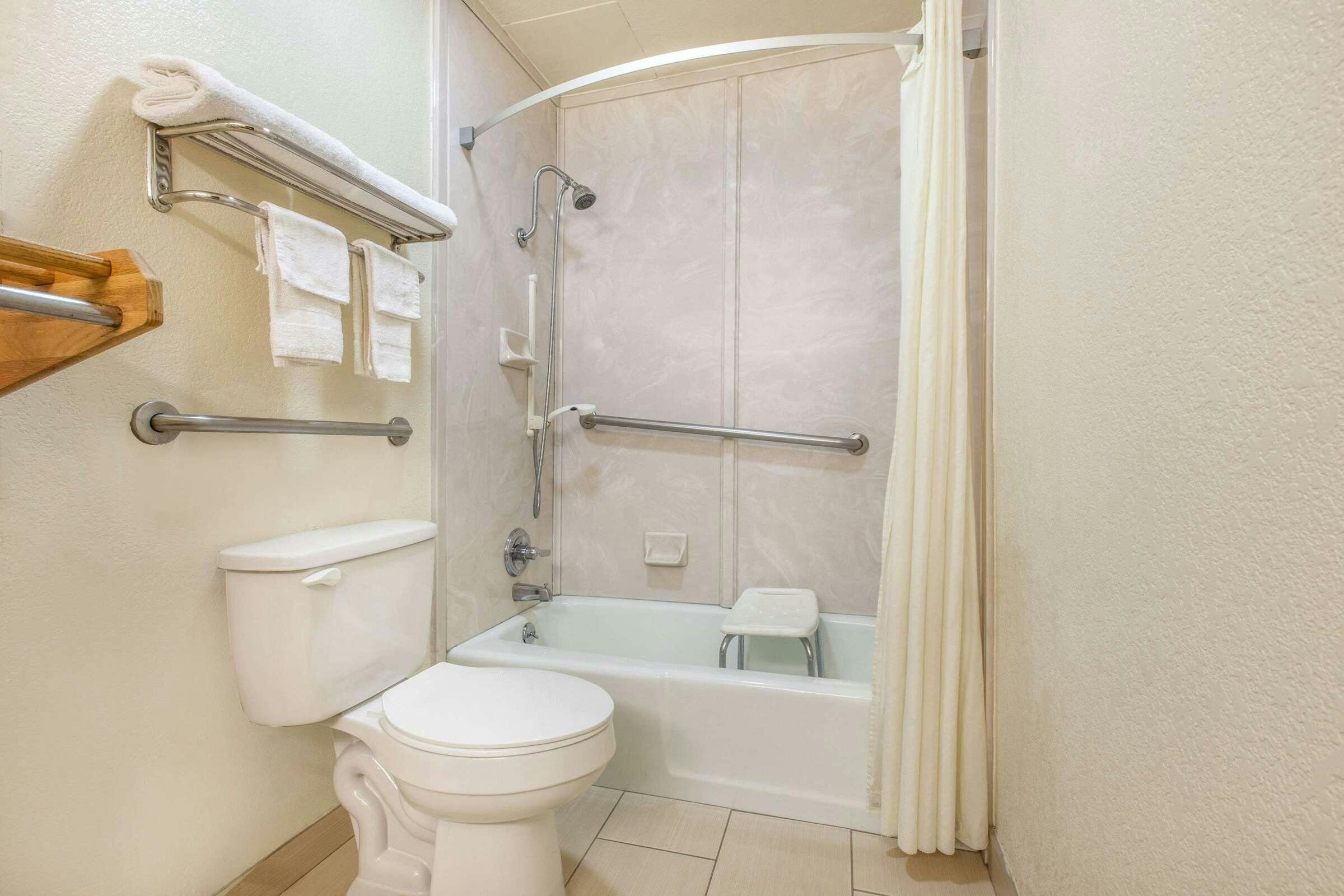 Hotel Super 8 by Wyndham Tyler TX photo 5