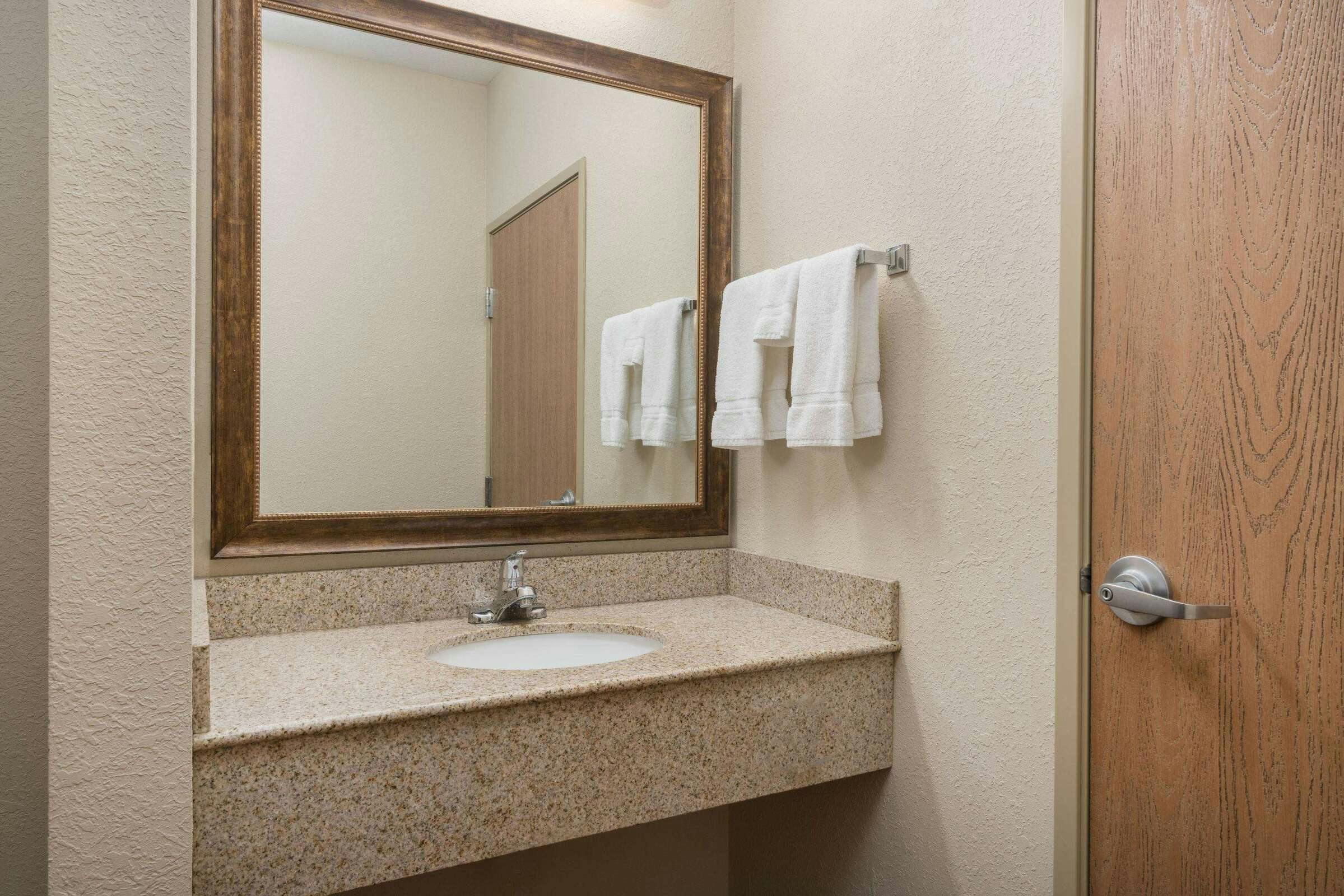 Hotel AmericInn Anamosa photo 5