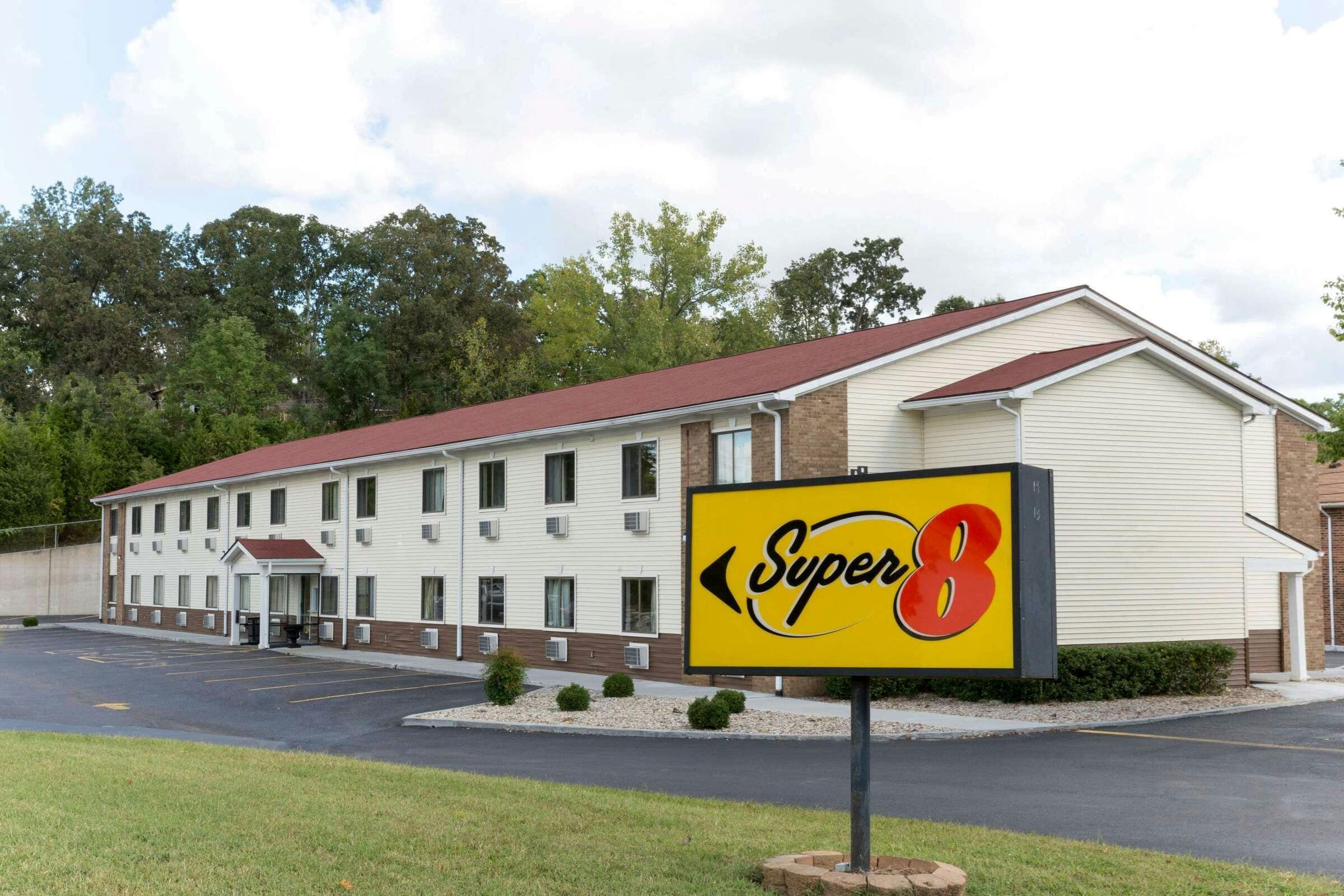 Hotel Super 8 by Wyndham Radcliff Ft. Knox Area photo 1