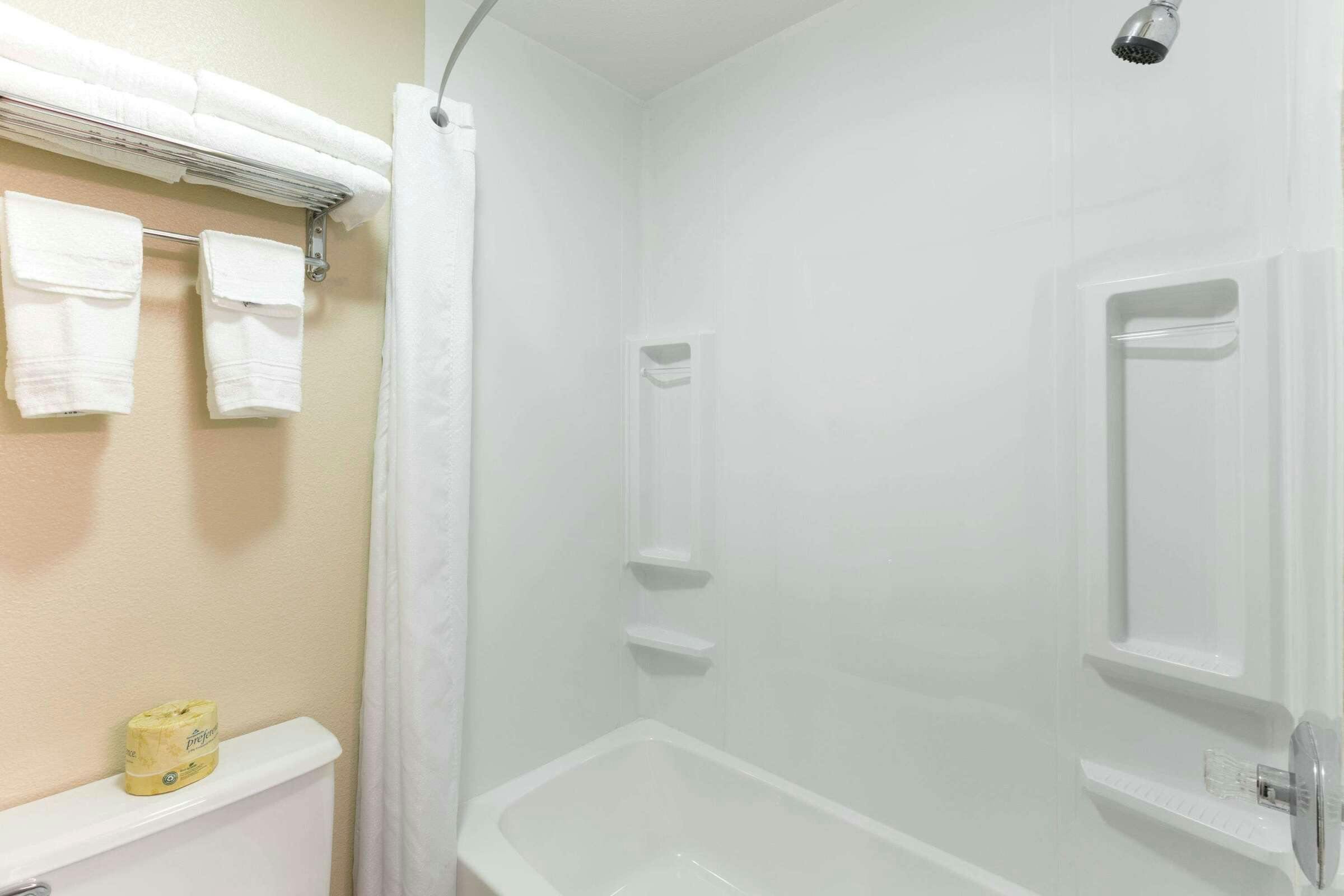 Hotel Super 8 by Wyndham Radcliff Ft. Knox Area photo 5