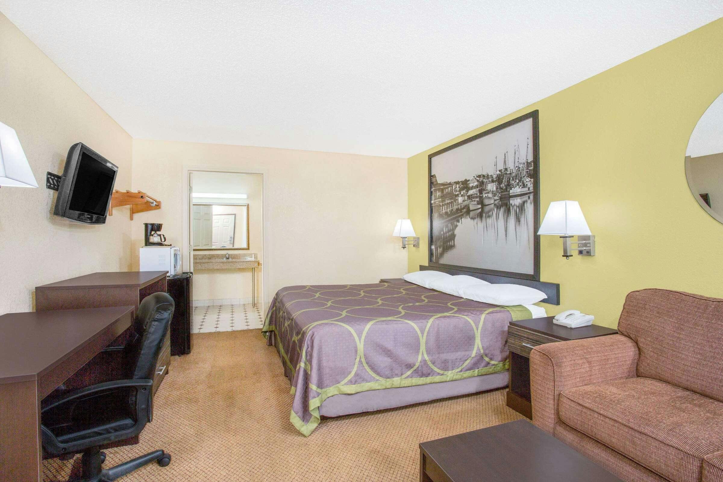 Hotel Super 8 by Wyndham Sumter photo 1