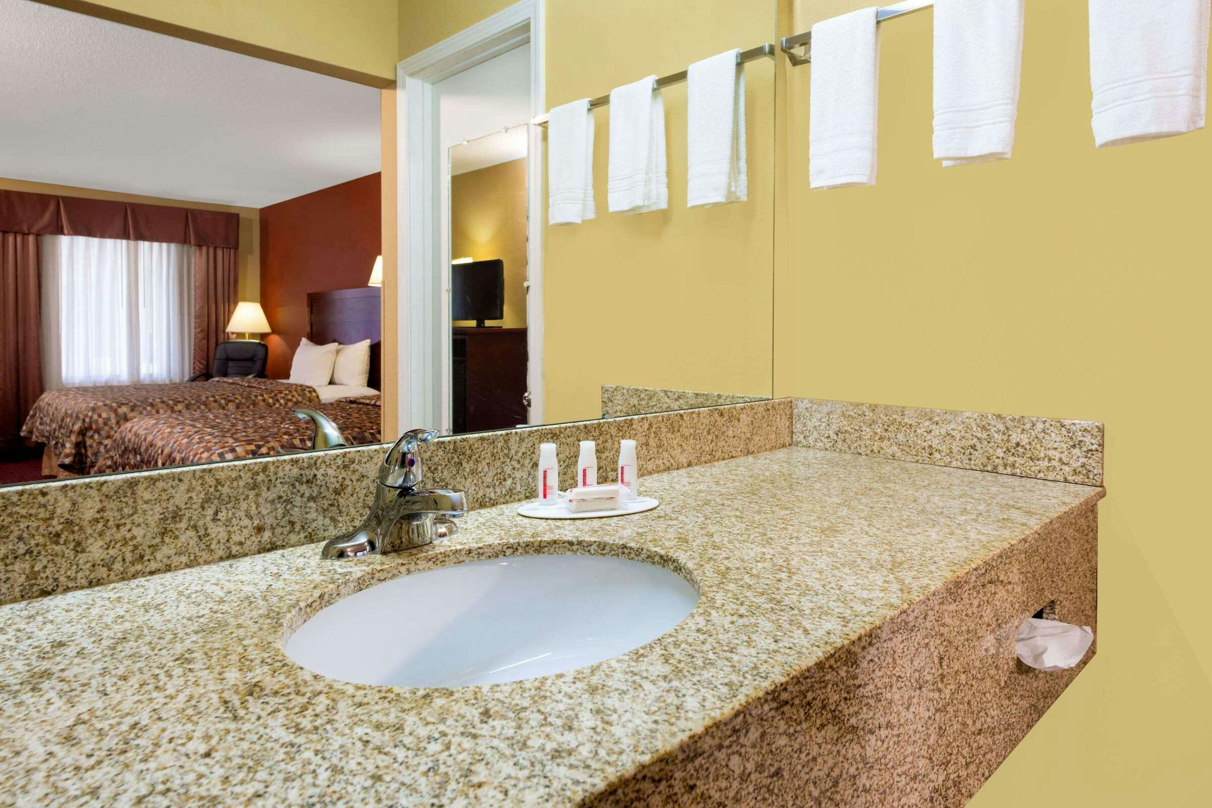 Hotel Days Inn St Robert Waynesville photo 2