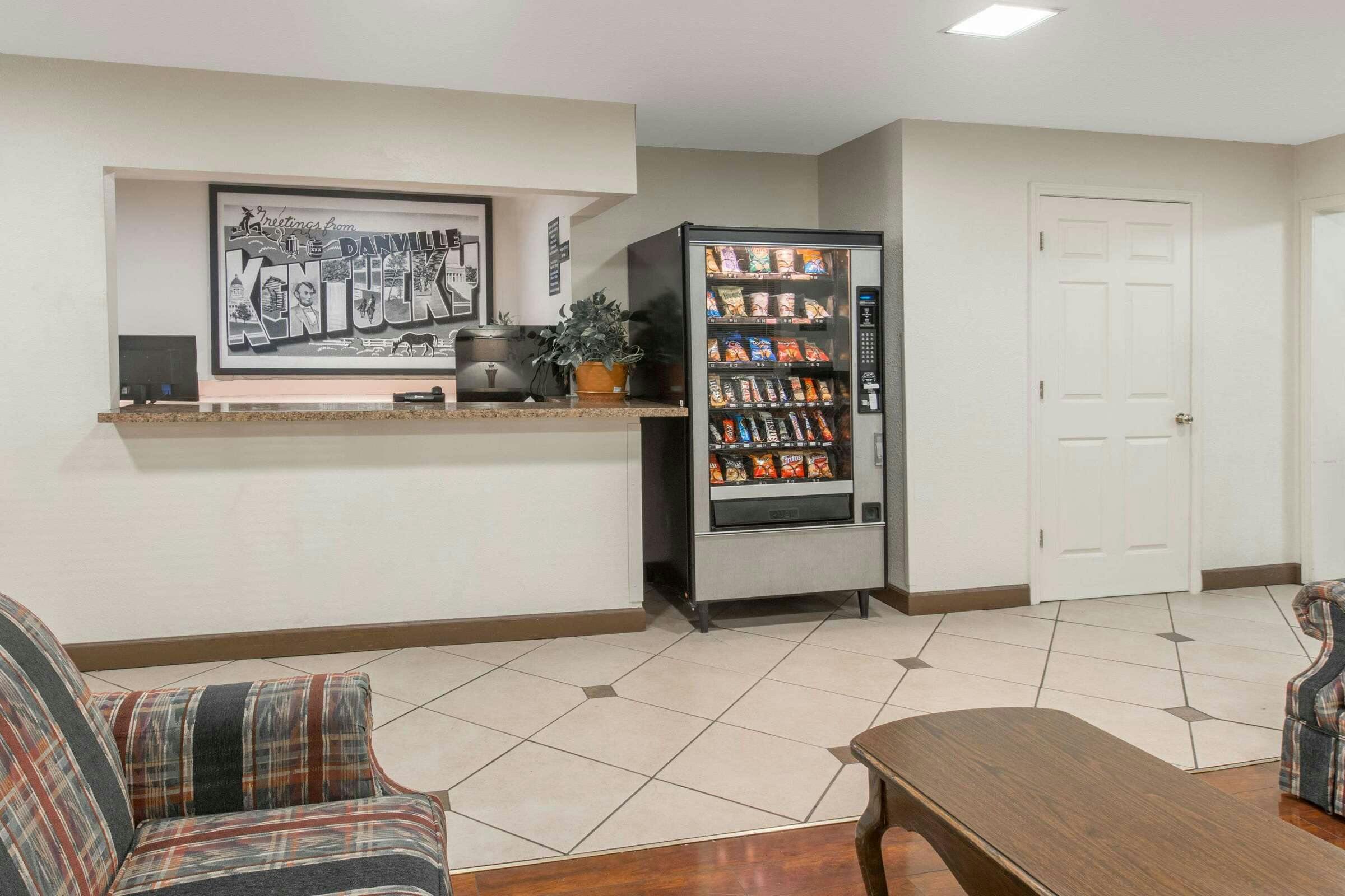 Hotel Super 8 Danville KY photo 1