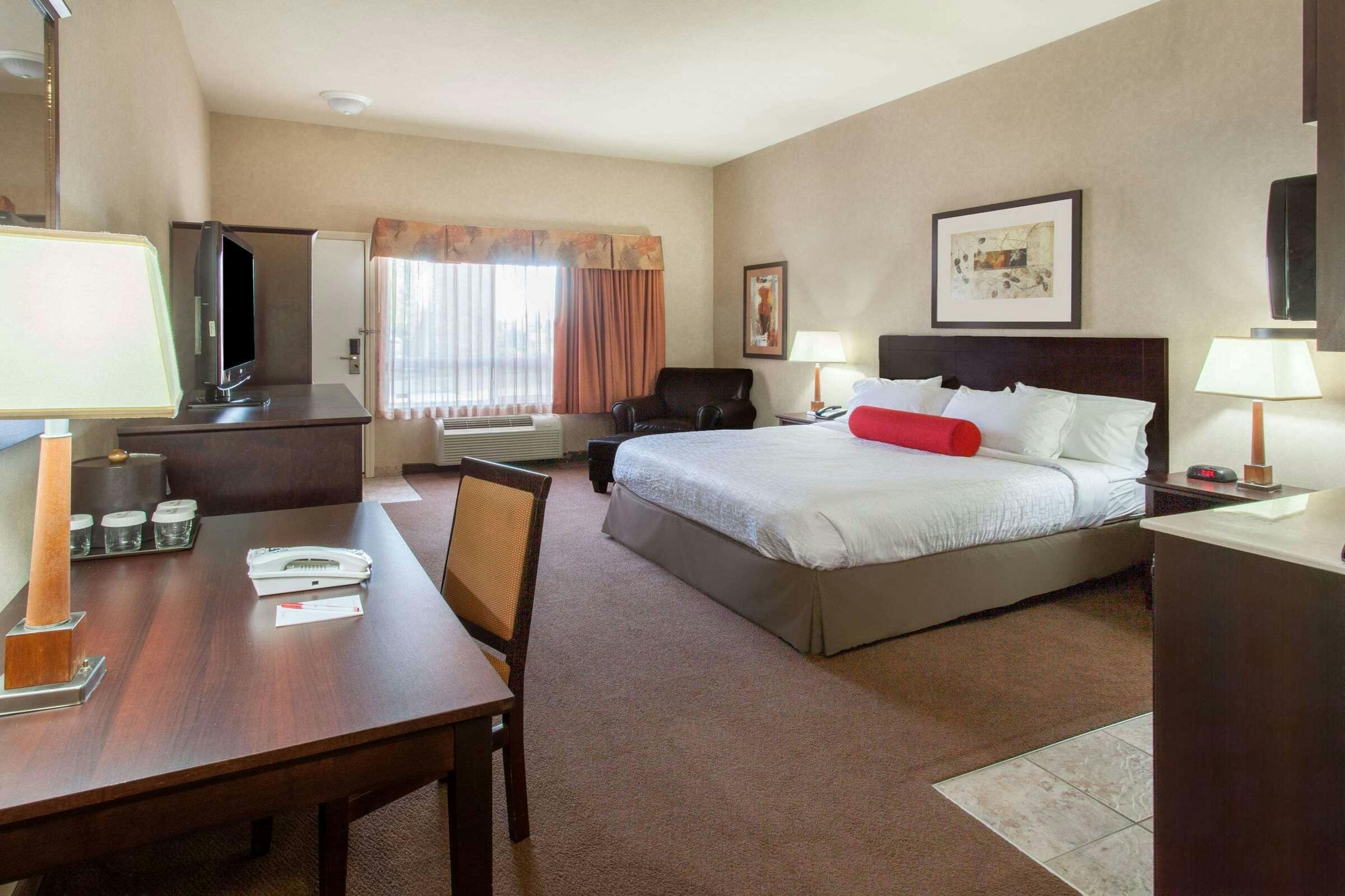 Hotel Ramada Camrose photo 4