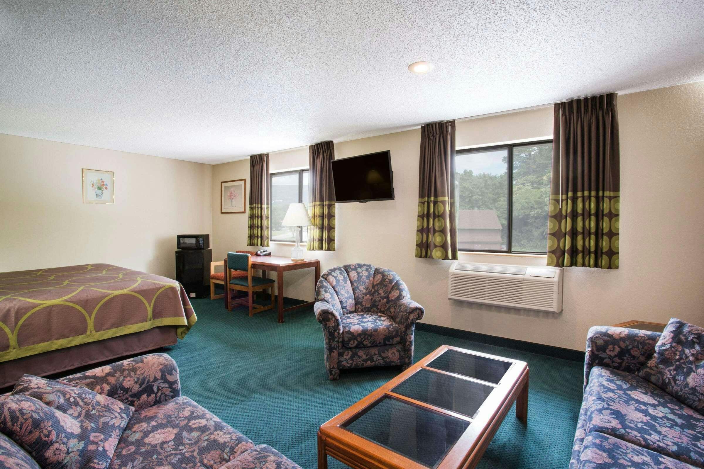 Hotel Super 8 Salem VA photo 3