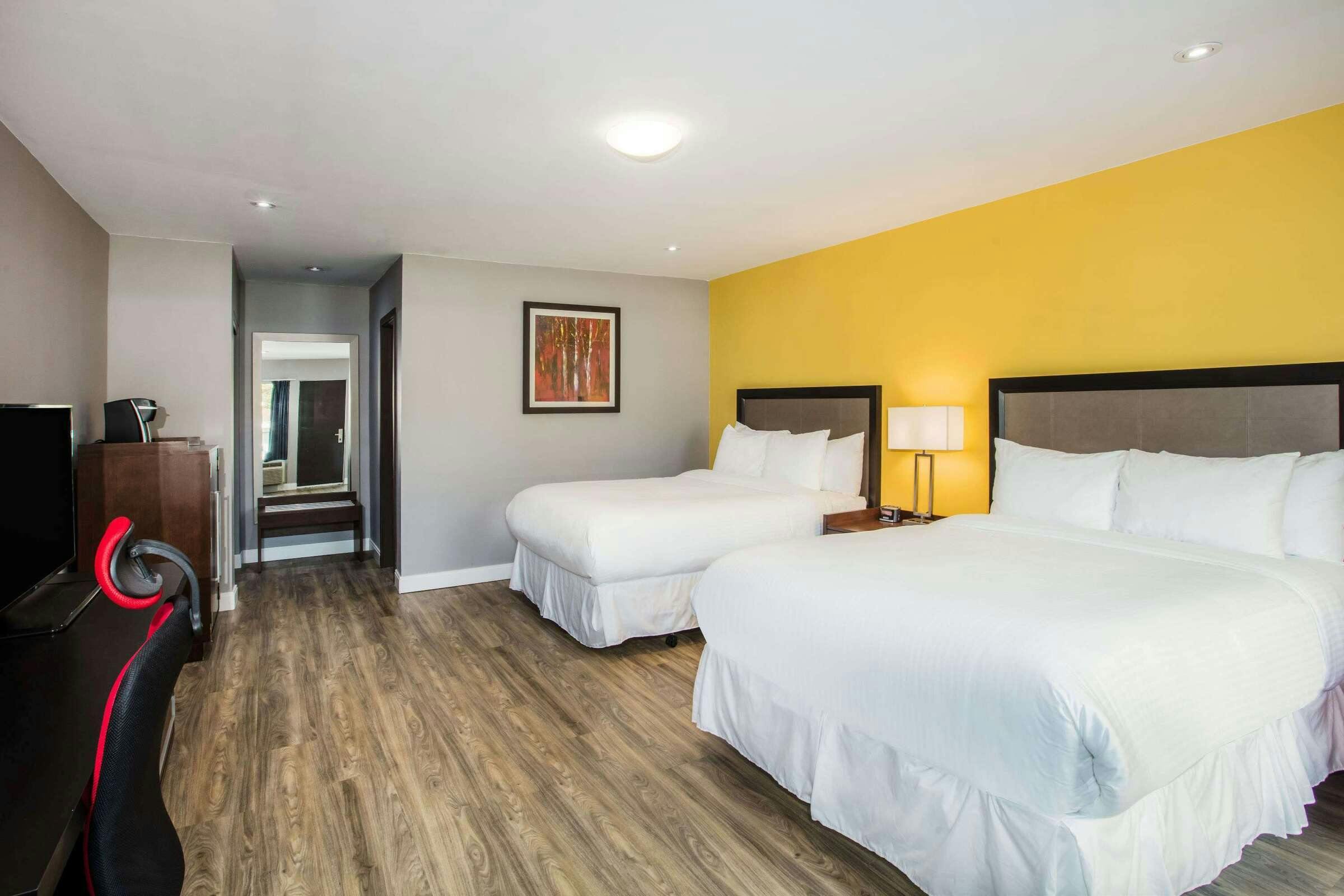 Hotel Ramada Jacksons Point photo 3