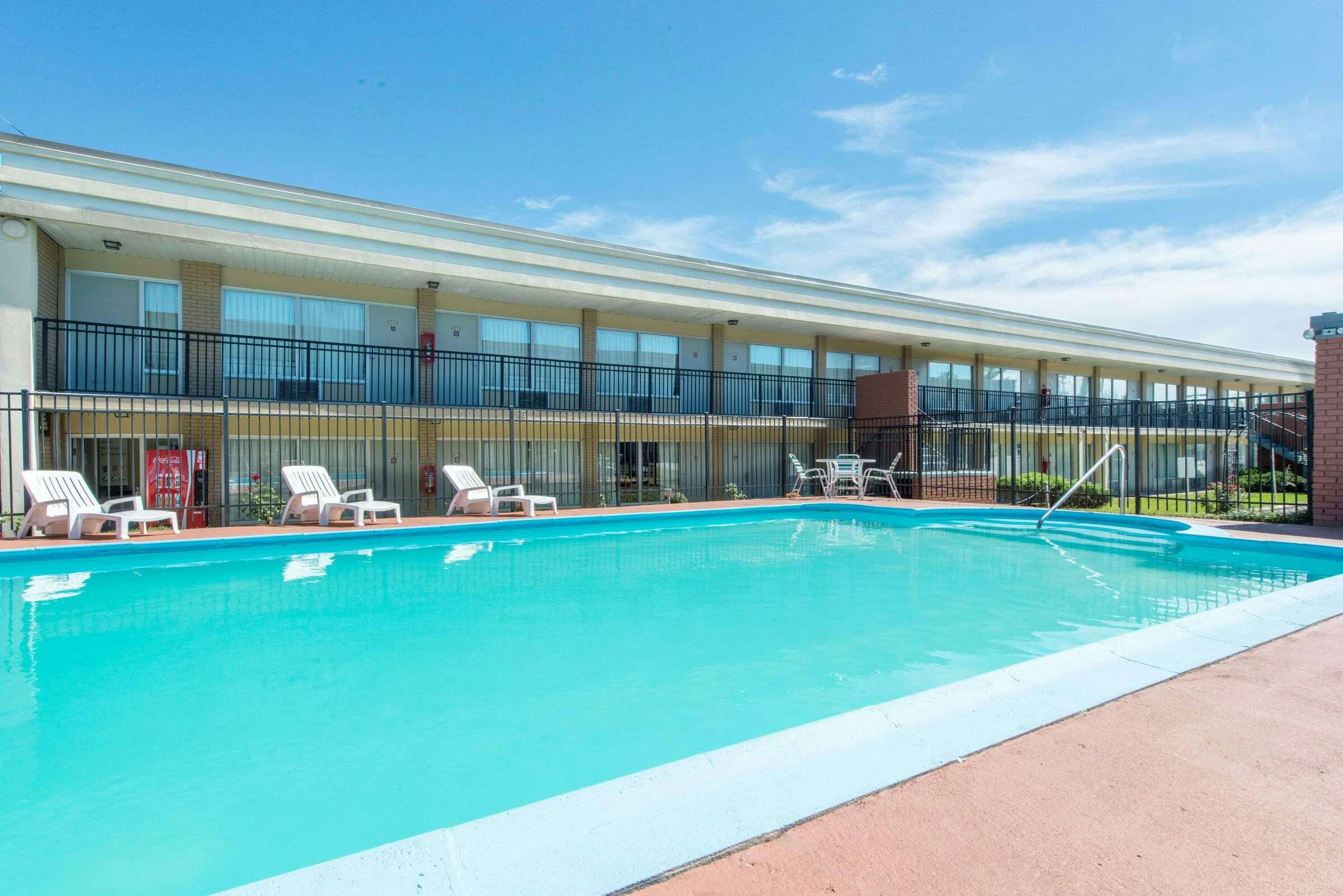 Hotel Days Inn by Wyndham Frankfort photo 2