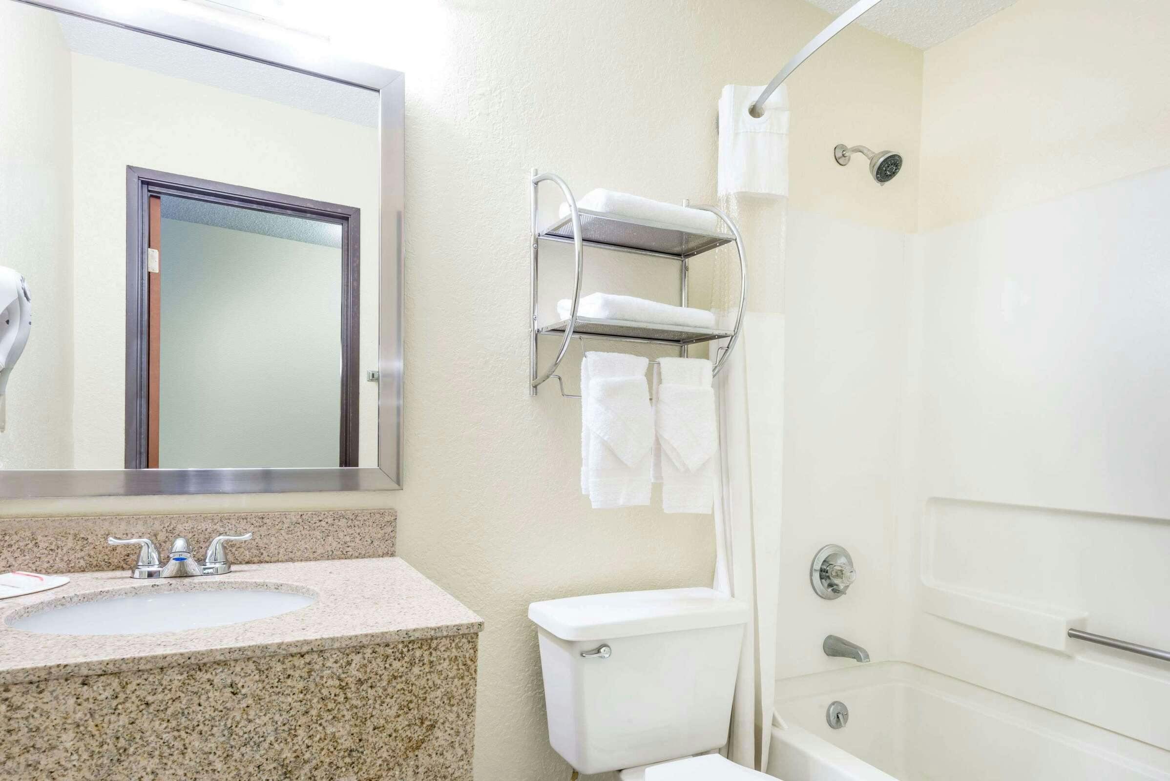 Hotel Super 8 by Wyndham Franklin/Middletown Area photo 1