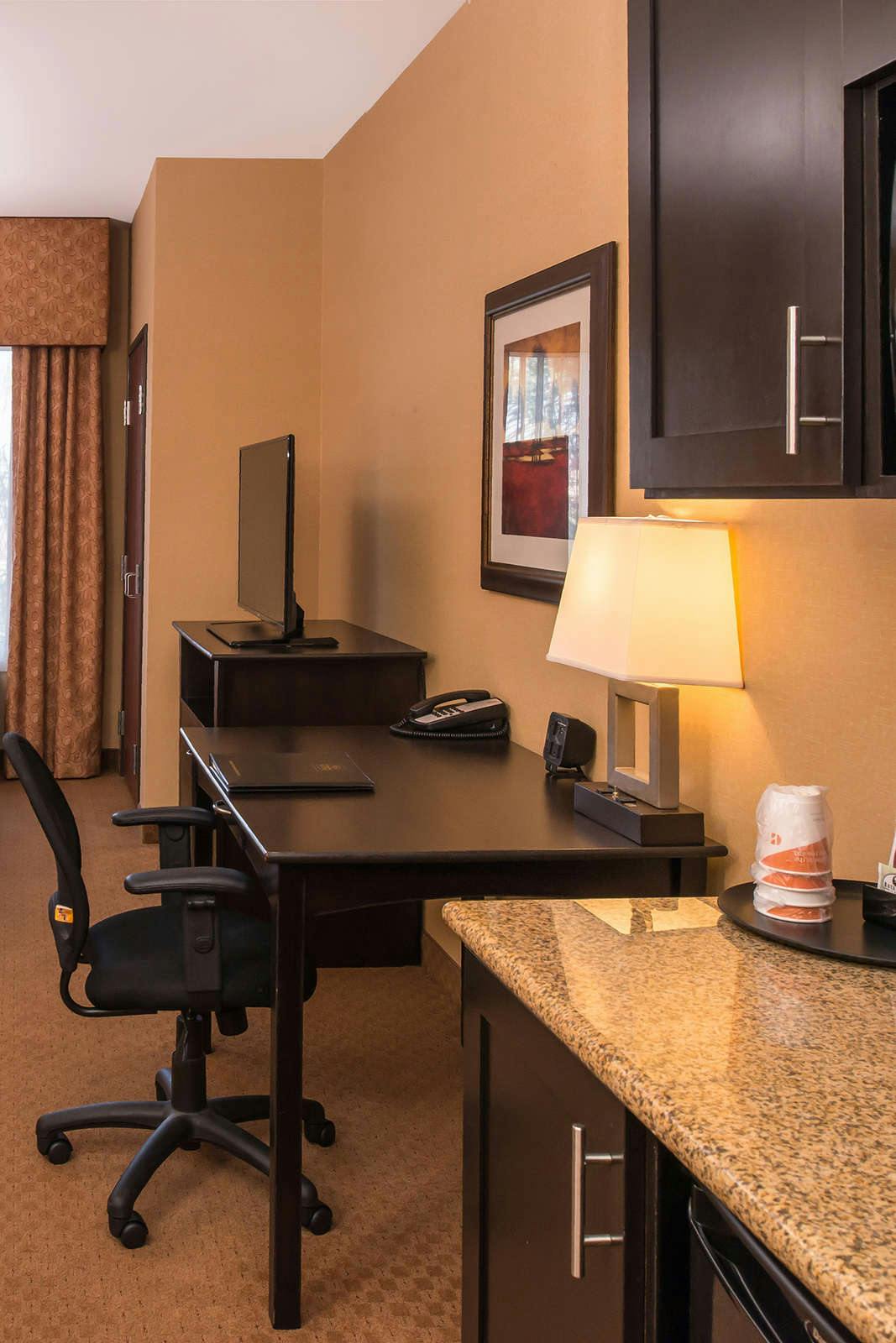 Hotel Comfort Suites Ontario Convention Center photo 3